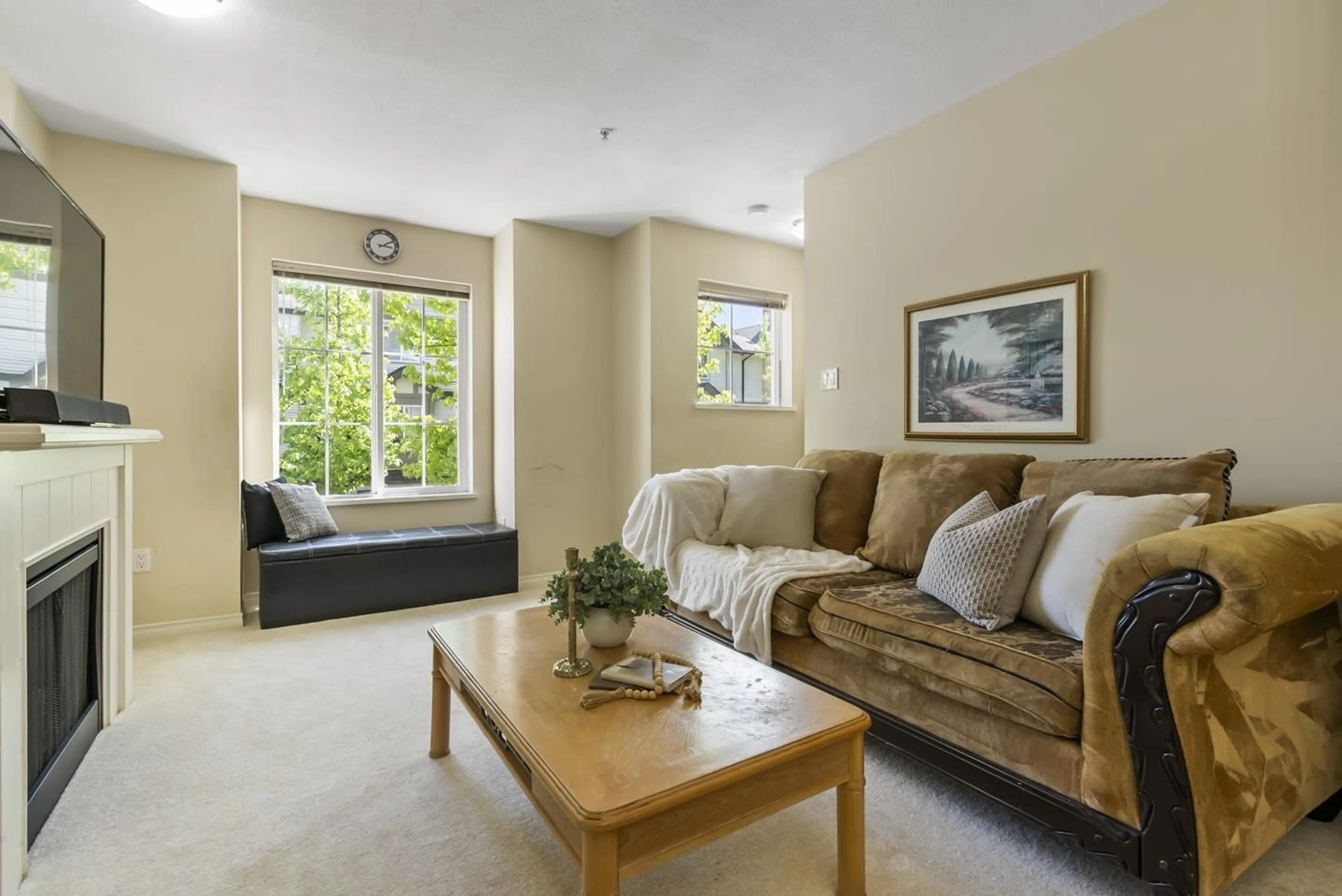 Living room with furniture, unknown for 17 - 14855 100, Surrey British Columbia V3R2W1