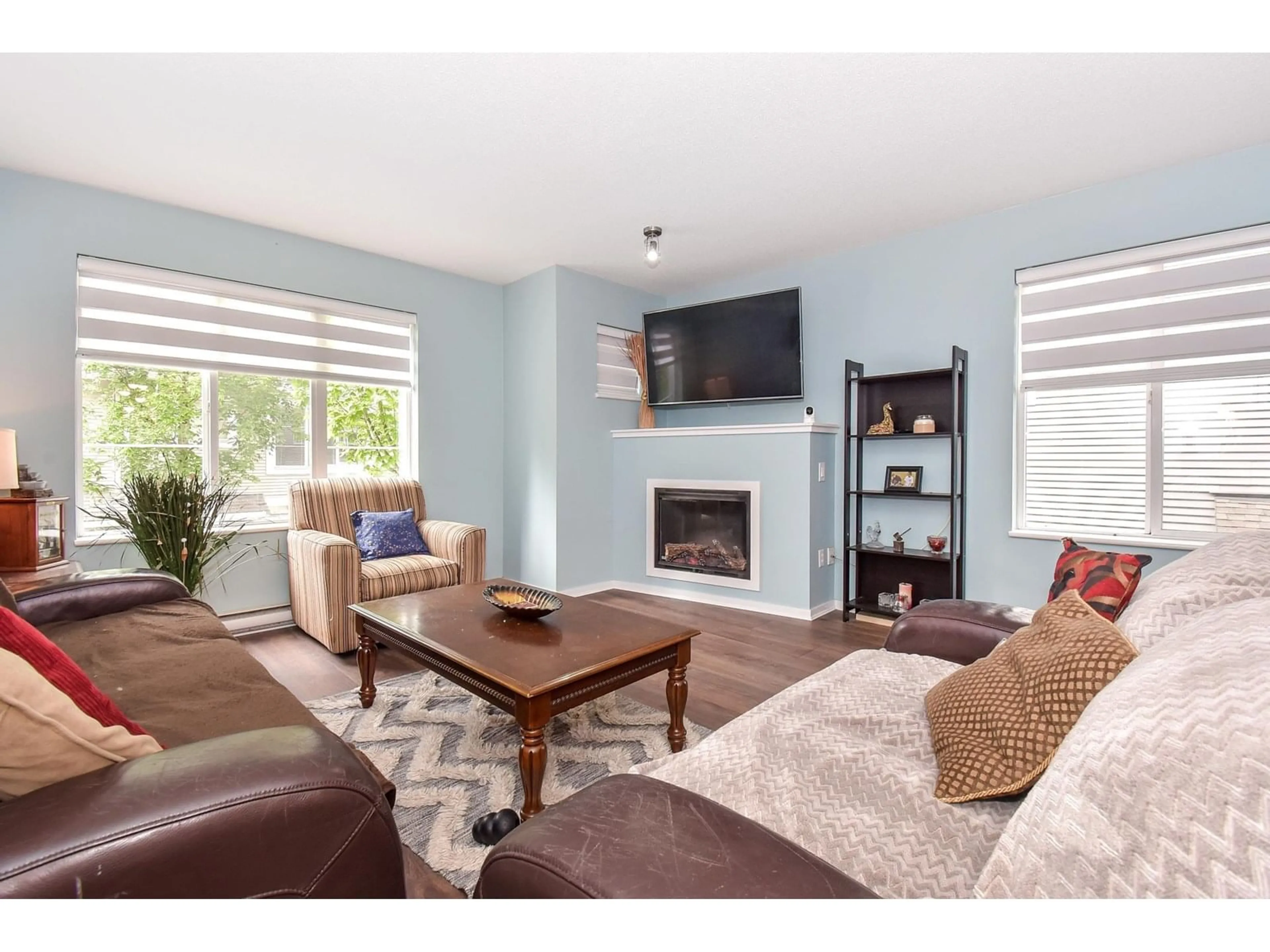 Living room with furniture, wood/laminate floor for 36 - 15155 62A, Surrey British Columbia V3S8A6
