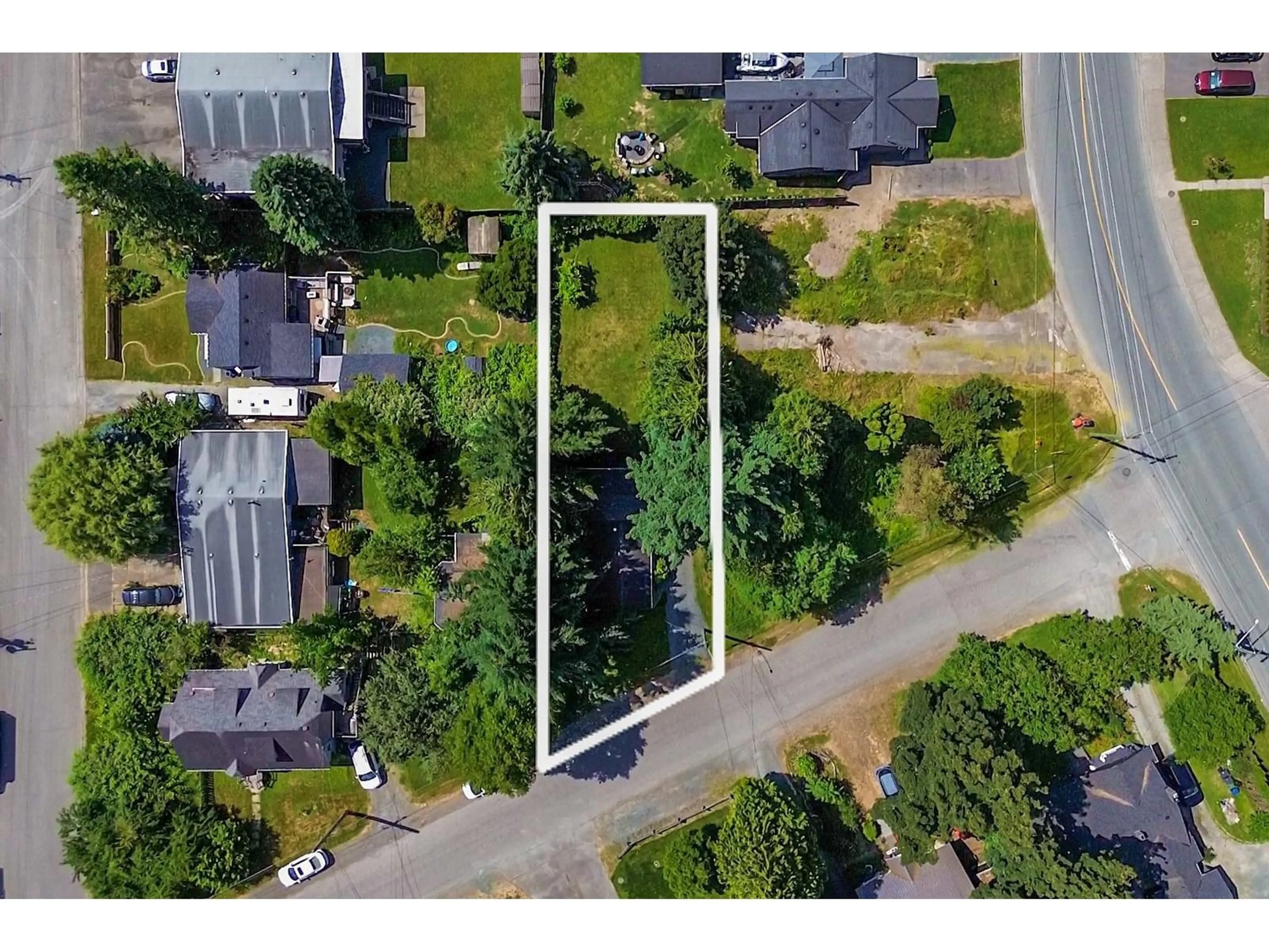 A pic from outside/outdoor area/front of a property/back of a property/a pic from drone, street for 45728 HENDERSON AVENUE, Chilliwack British Columbia V2P2Y3
