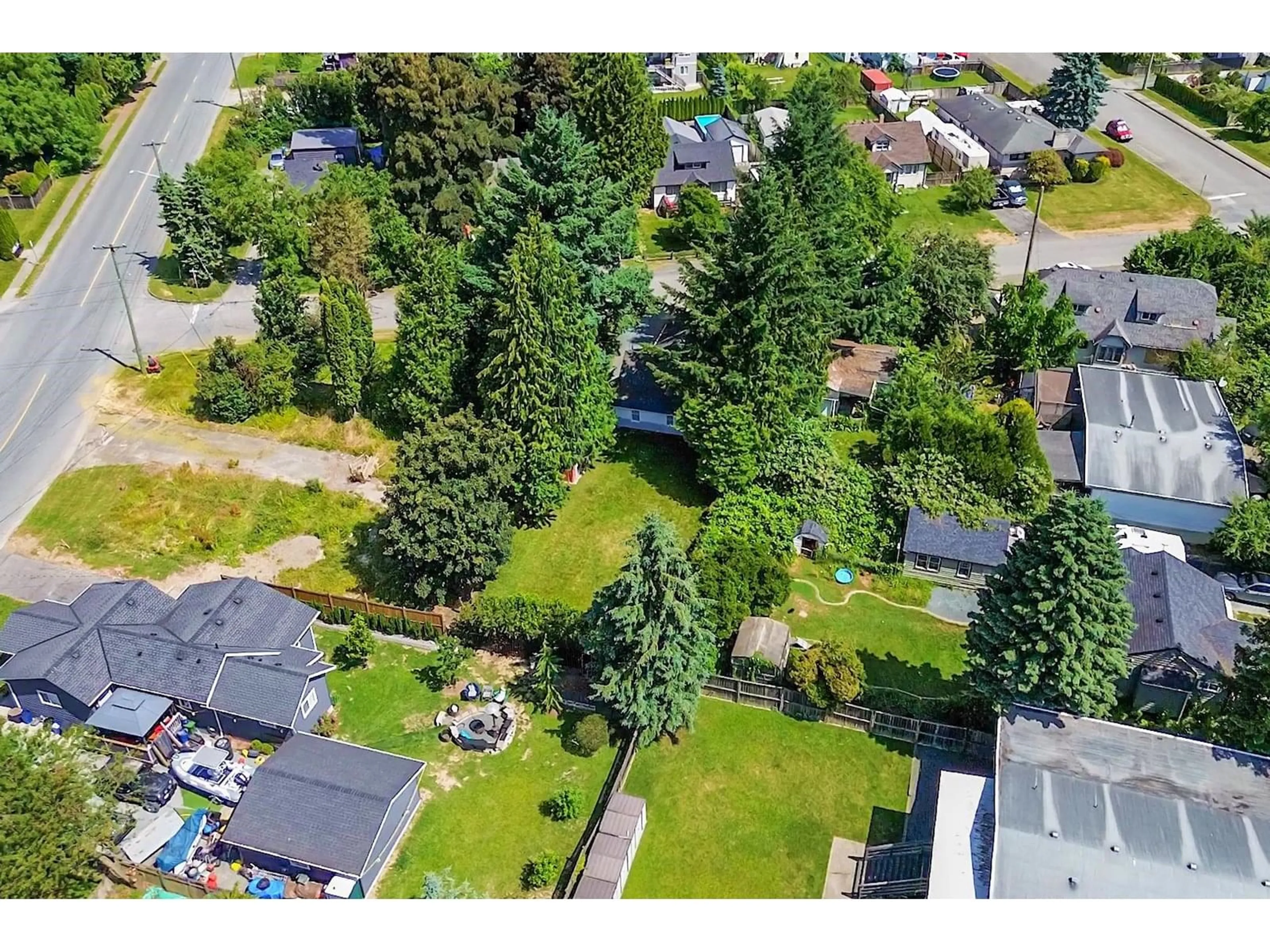 A pic from outside/outdoor area/front of a property/back of a property/a pic from drone, street for 45728 HENDERSON AVENUE, Chilliwack British Columbia V2P2Y3