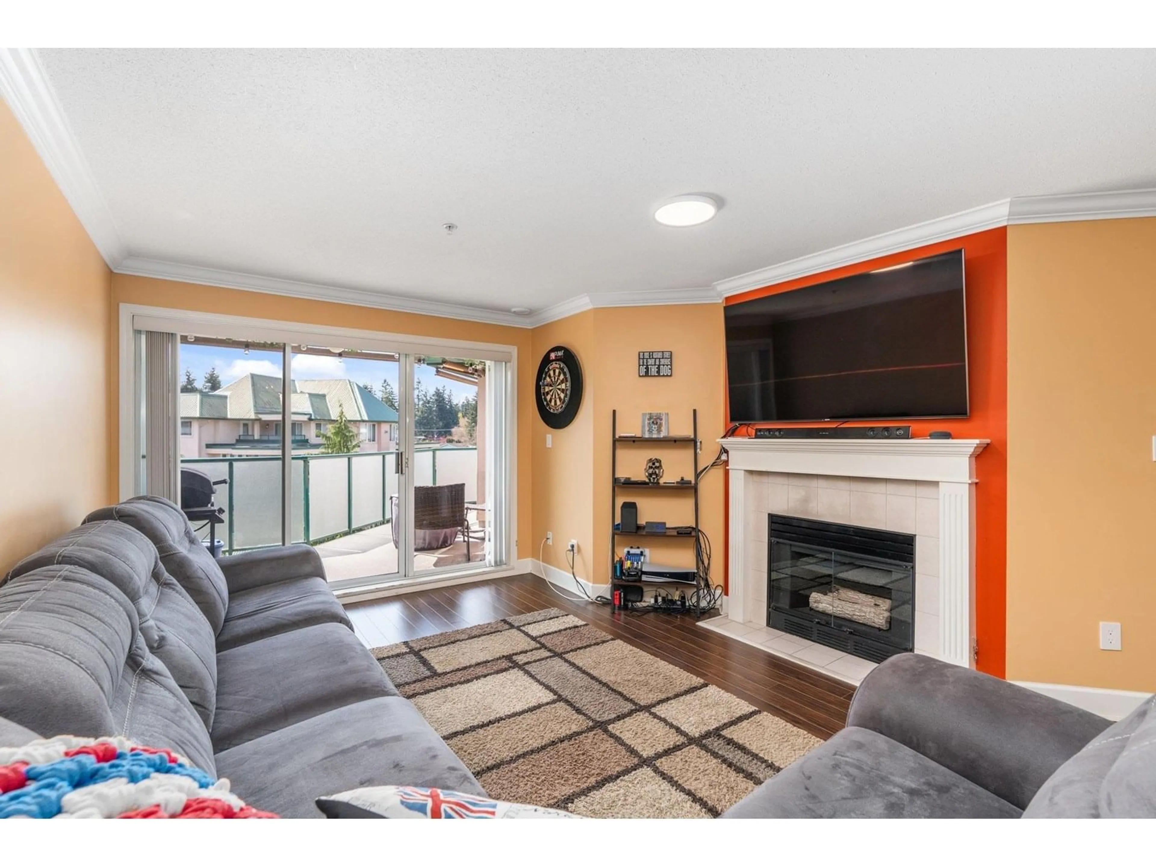Living room with furniture, wood/laminate floor for 402 - 2962 TRETHEWEY, Abbotsford British Columbia V2T4M3