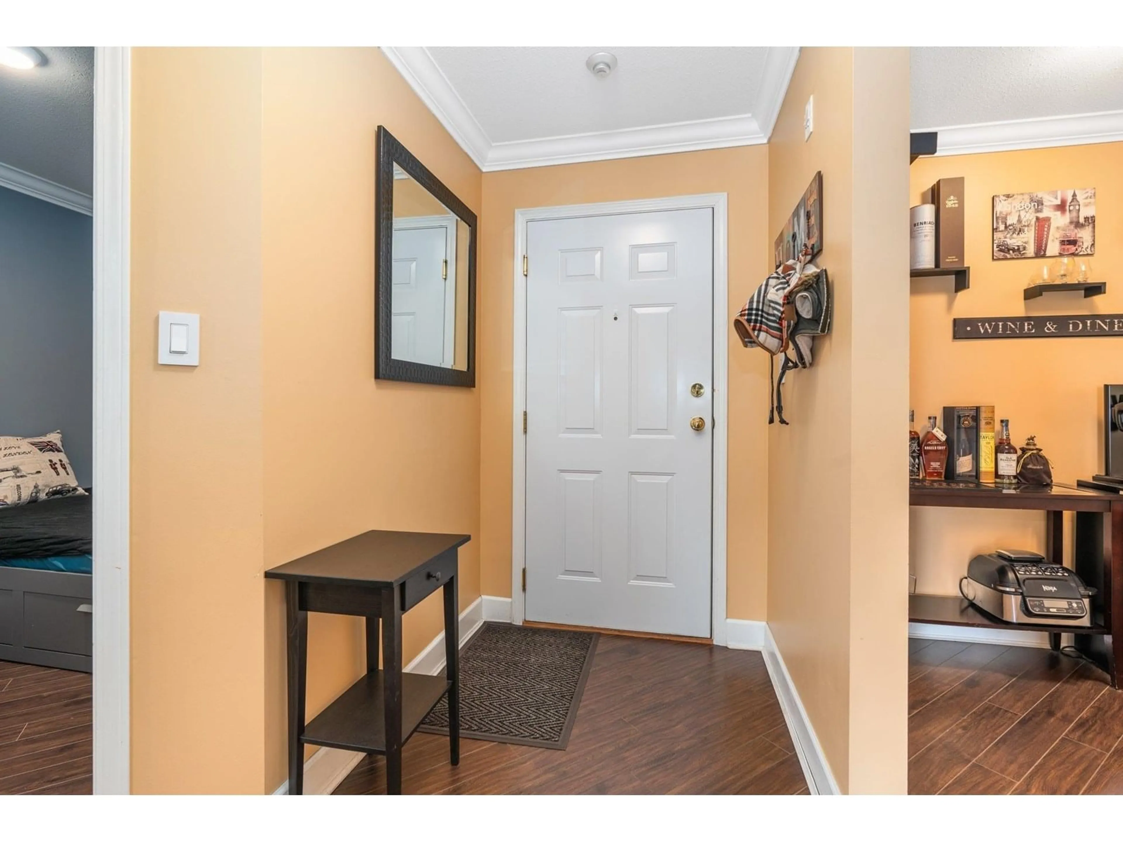 Indoor entryway for 402 - 2962 TRETHEWEY, Abbotsford British Columbia V2T4M3