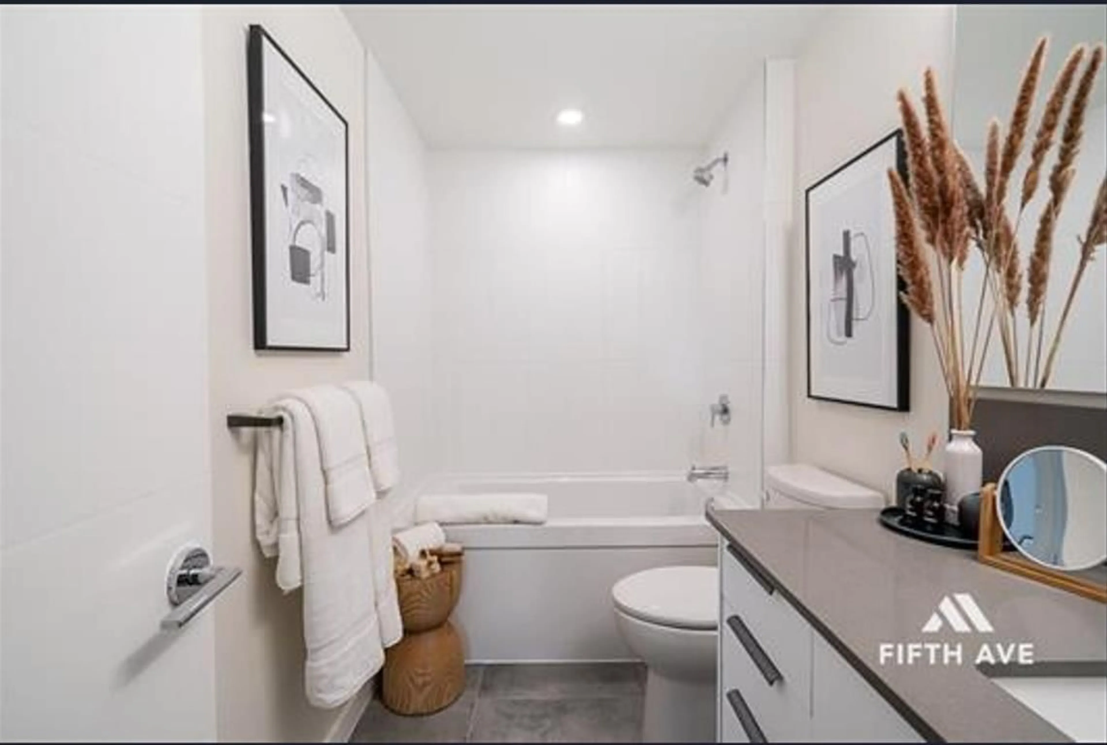 Contemporary bathroom, ceramic/tile floor for 516 - 7920 206, Langley British Columbia V2Y3X1