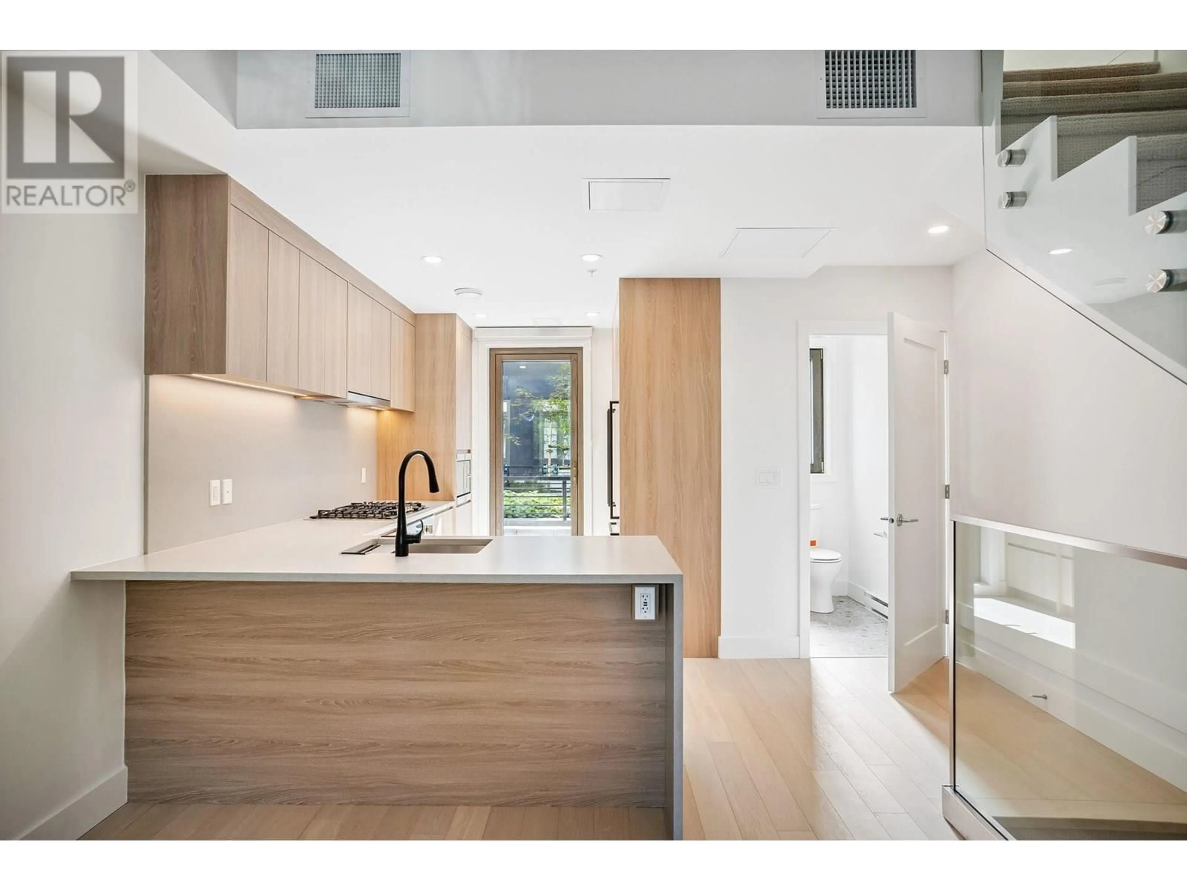 Open concept kitchen, unknown for 6268 OAK STREET, Vancouver British Columbia V6M2W4