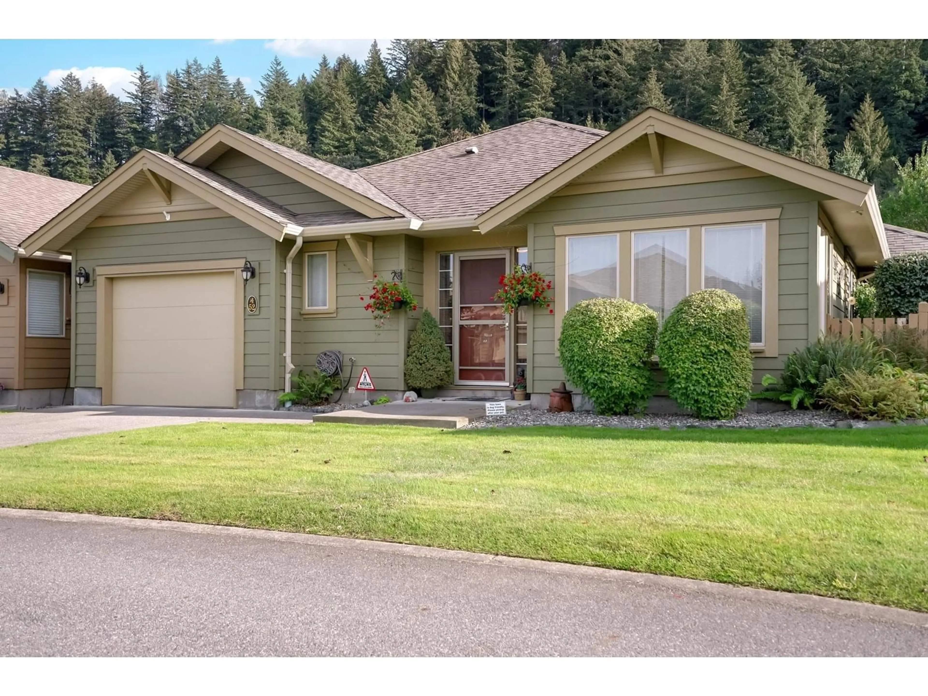 Home with vinyl exterior material, street for 52 - 46000 THOMAS ROAD, Chilliwack British Columbia V2R5W6