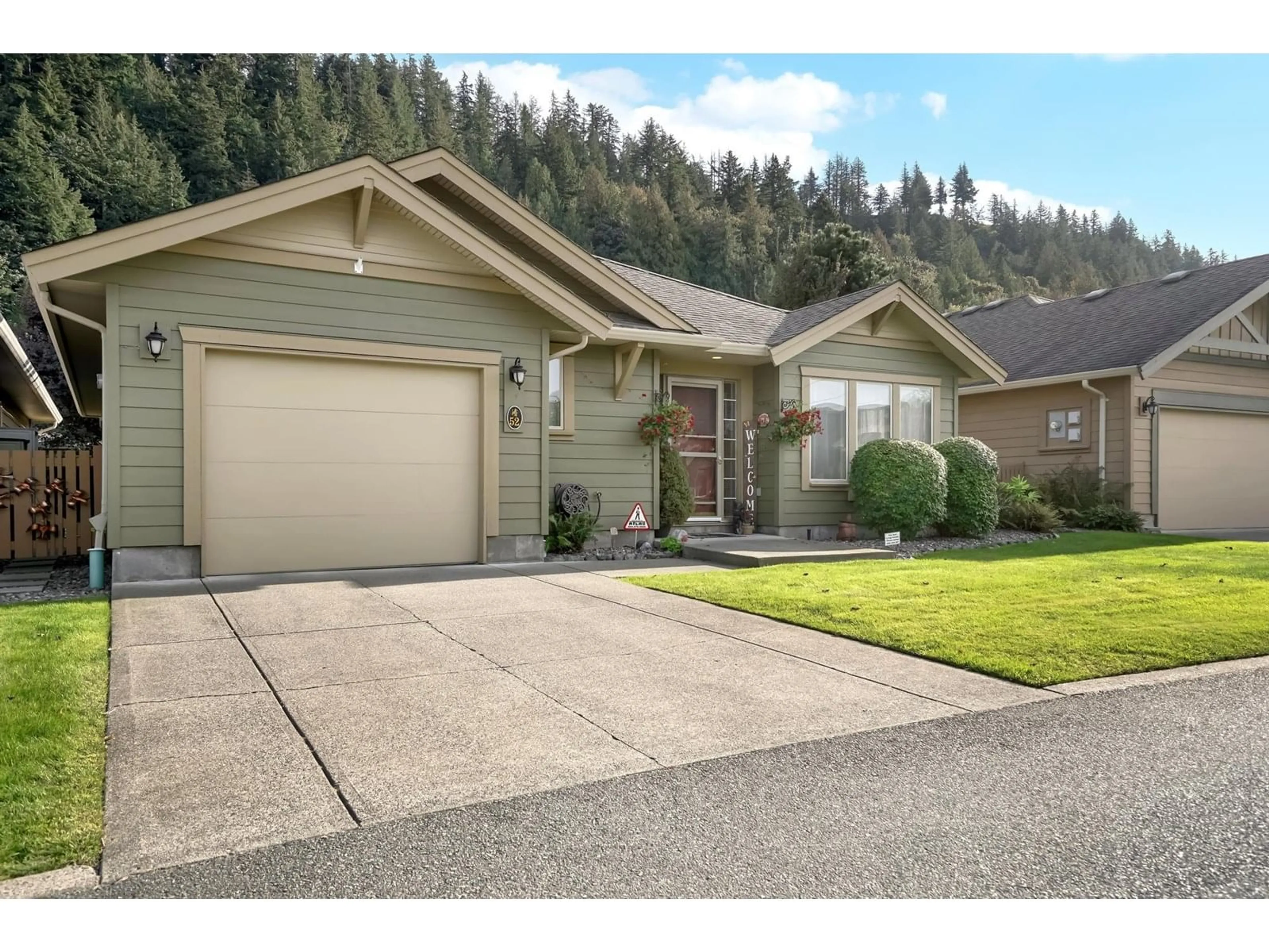 Home with vinyl exterior material, street for 52 - 46000 THOMAS ROAD, Chilliwack British Columbia V2R5W6