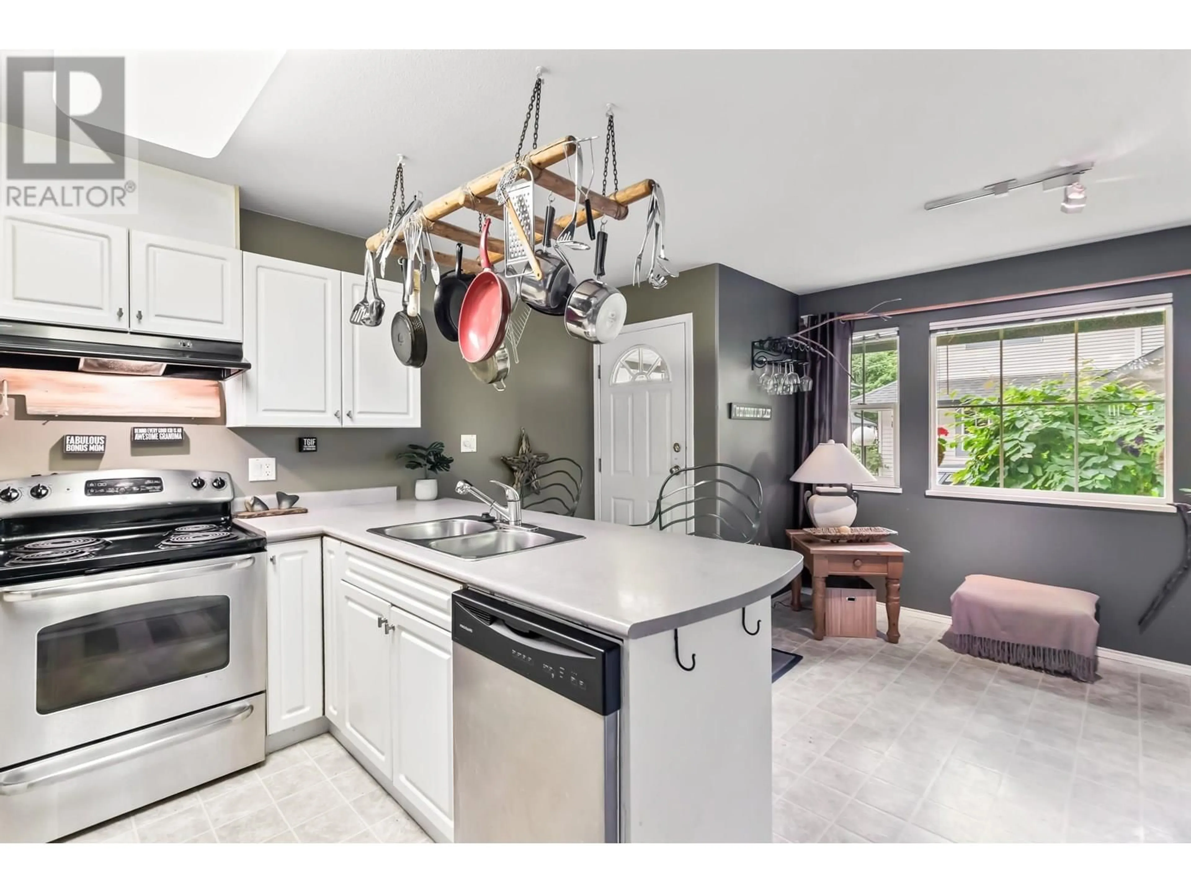 Open concept kitchen, ceramic/tile floor for 7 - 21015 118 AVENUE, Maple Ridge British Columbia V2X8B7