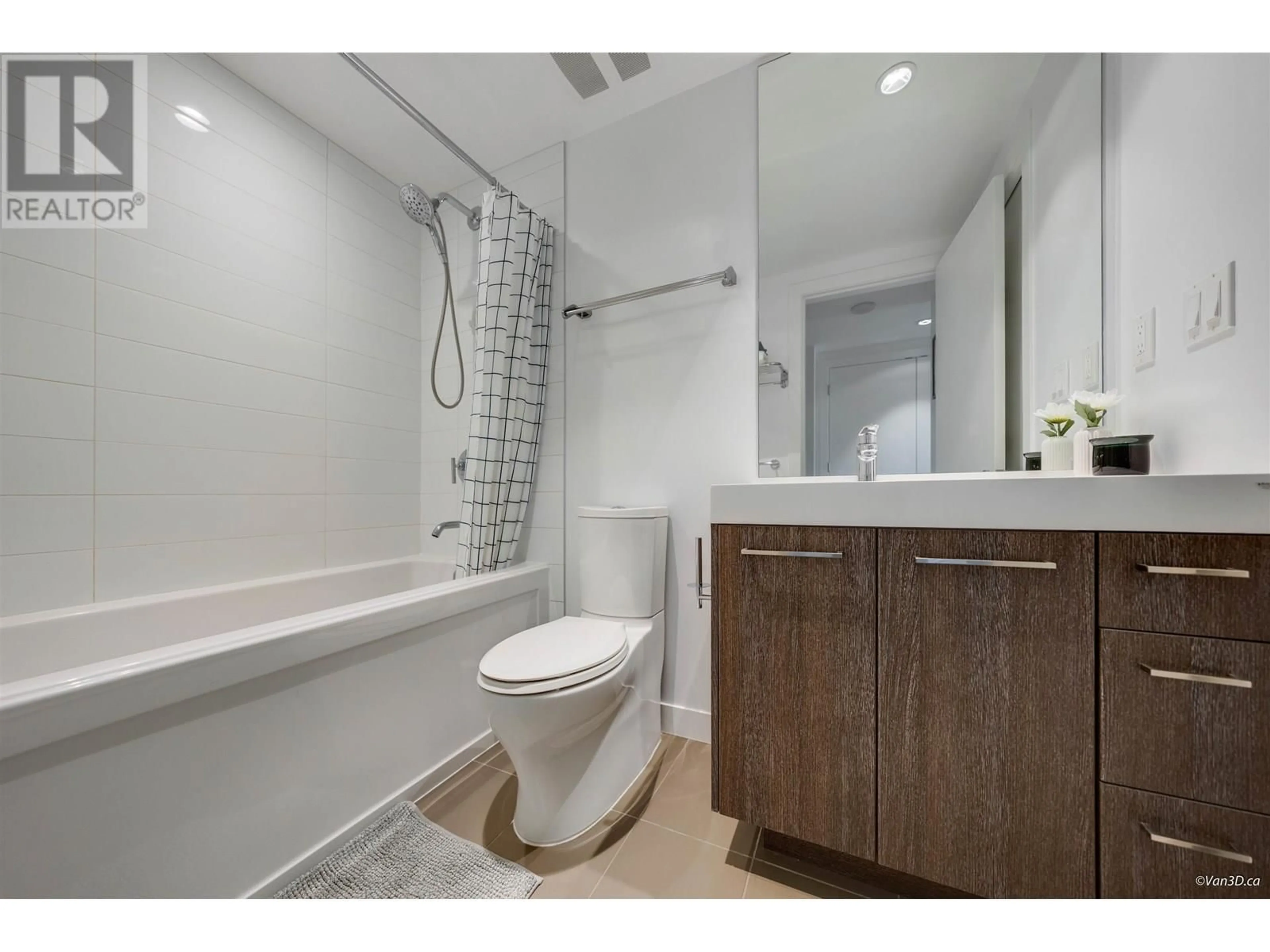 Standard bathroom, unknown for 209 - 9060 UNIVERSITY CRESCENT, Burnaby British Columbia V5A0E1