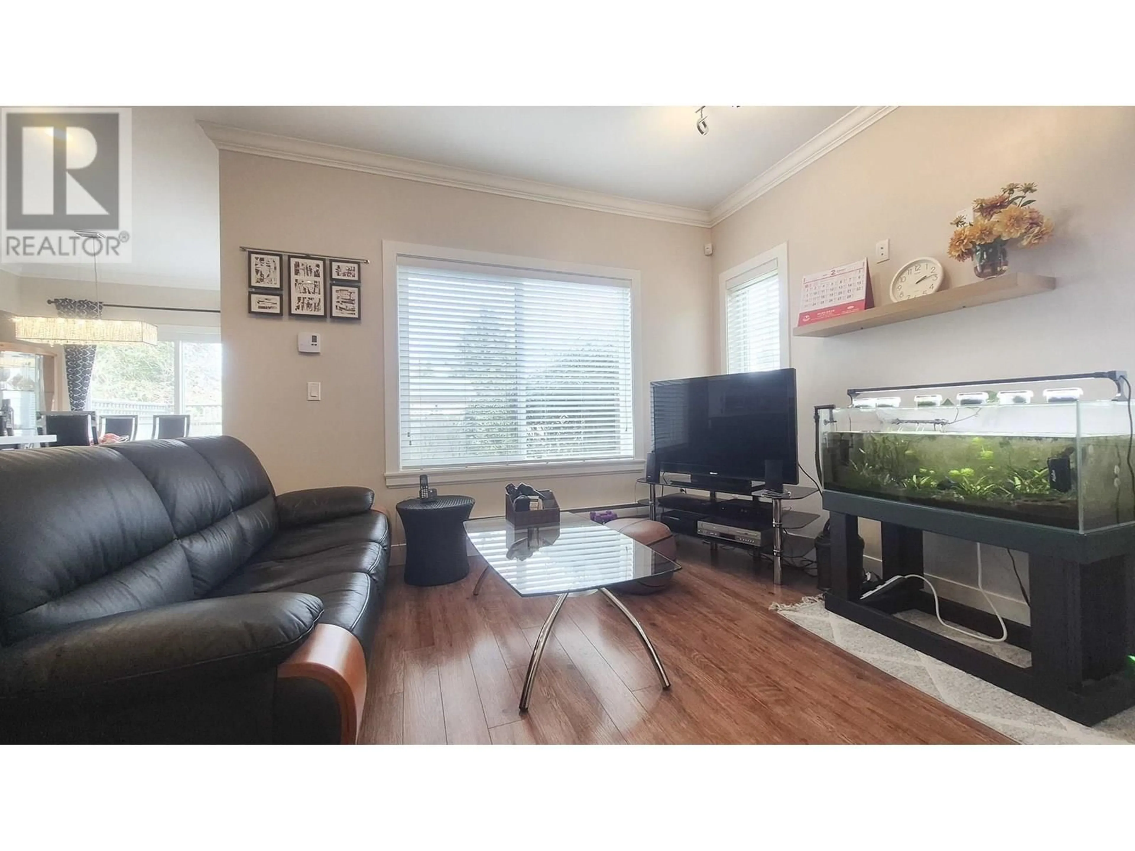 Living room with furniture, wood/laminate floor for 1 - 9131 WILLIAMS ROAD, Richmond British Columbia V7A1G8