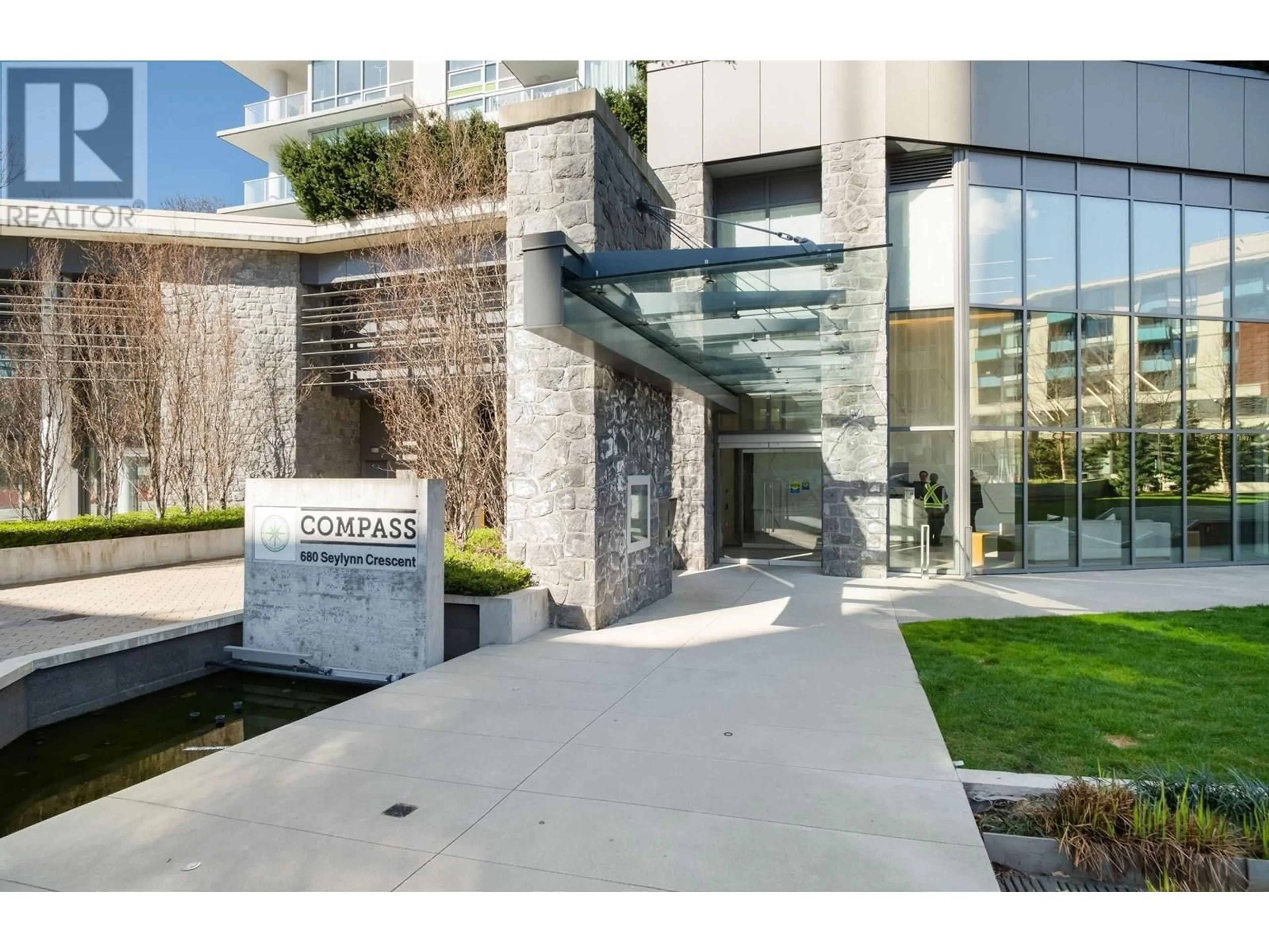 Indoor foyer for 902 - 680 SEYLYNN CRESCENT, North Vancouver British Columbia V7J0B5