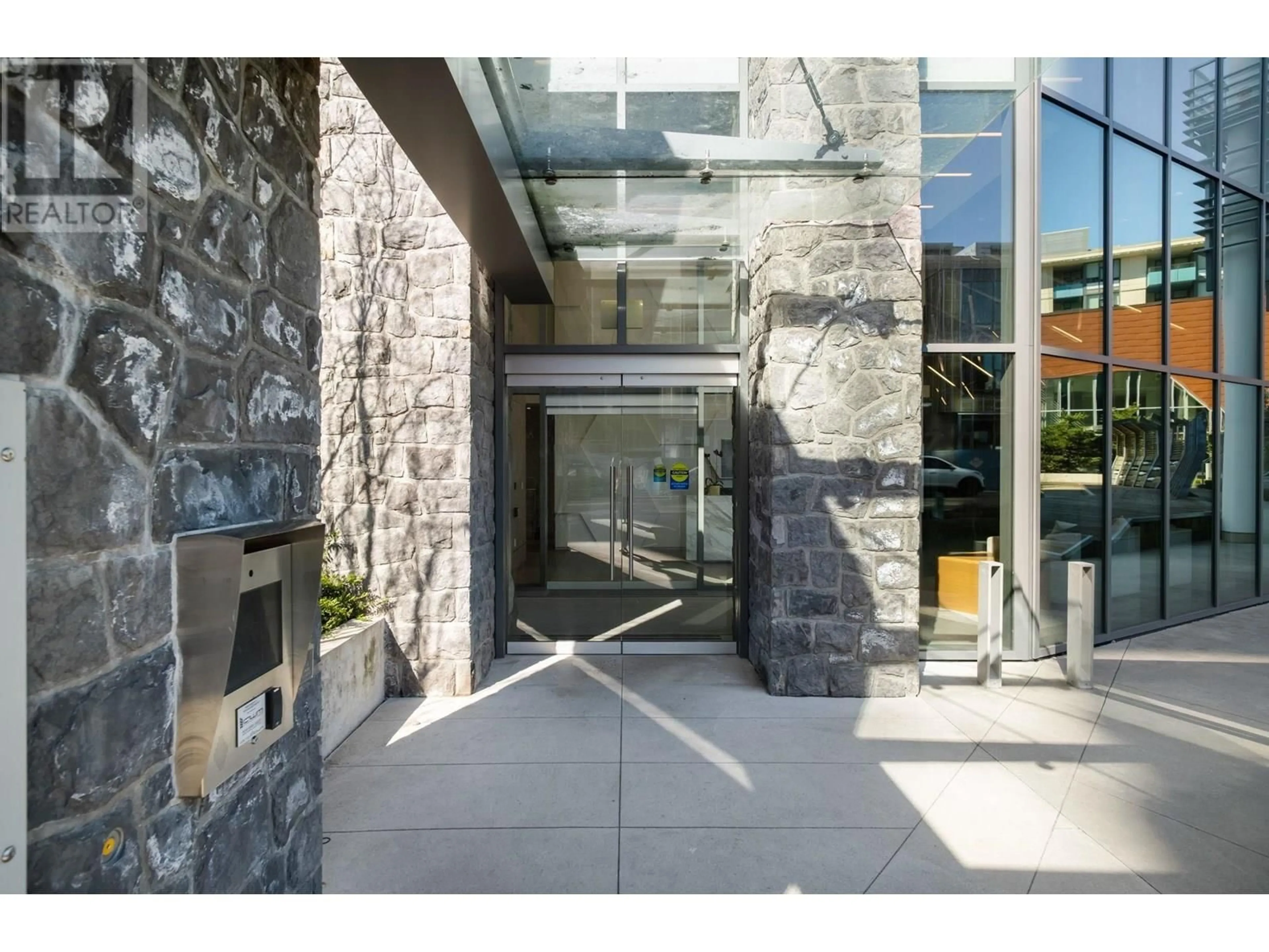 Indoor foyer for 902 - 680 SEYLYNN CRESCENT, North Vancouver British Columbia V7J0B5