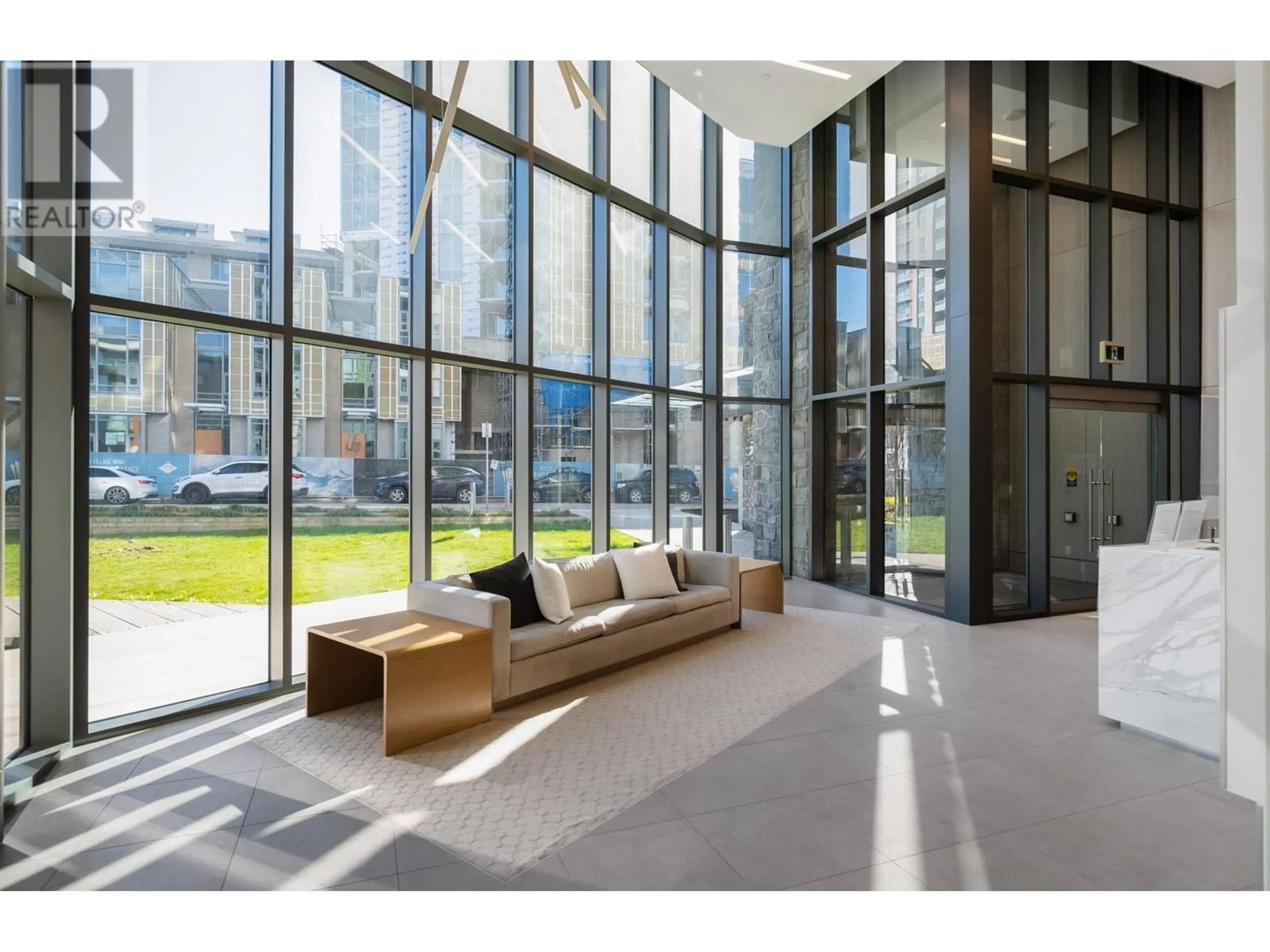 Indoor foyer for 902 - 680 SEYLYNN CRESCENT, North Vancouver British Columbia V7J0B5