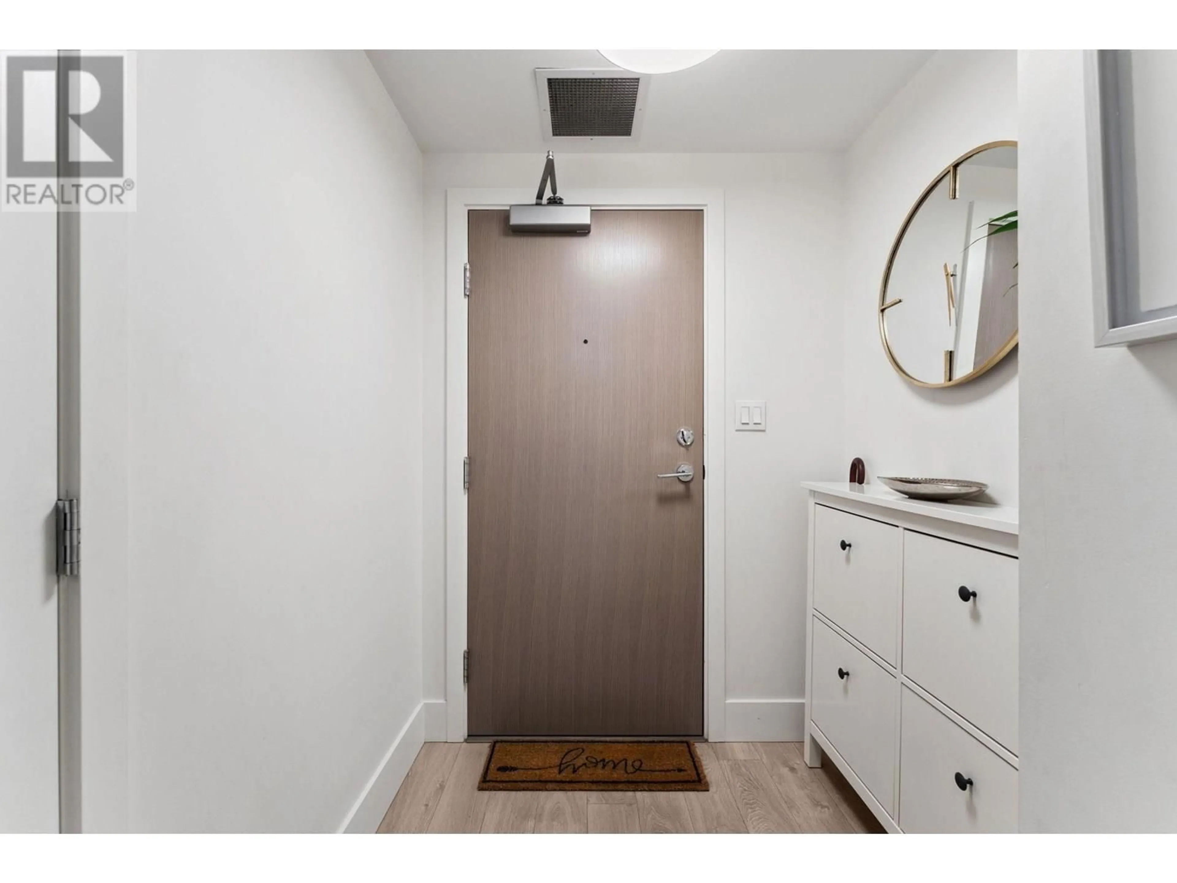 Indoor entryway for 902 - 680 SEYLYNN CRESCENT, North Vancouver British Columbia V7J0B5