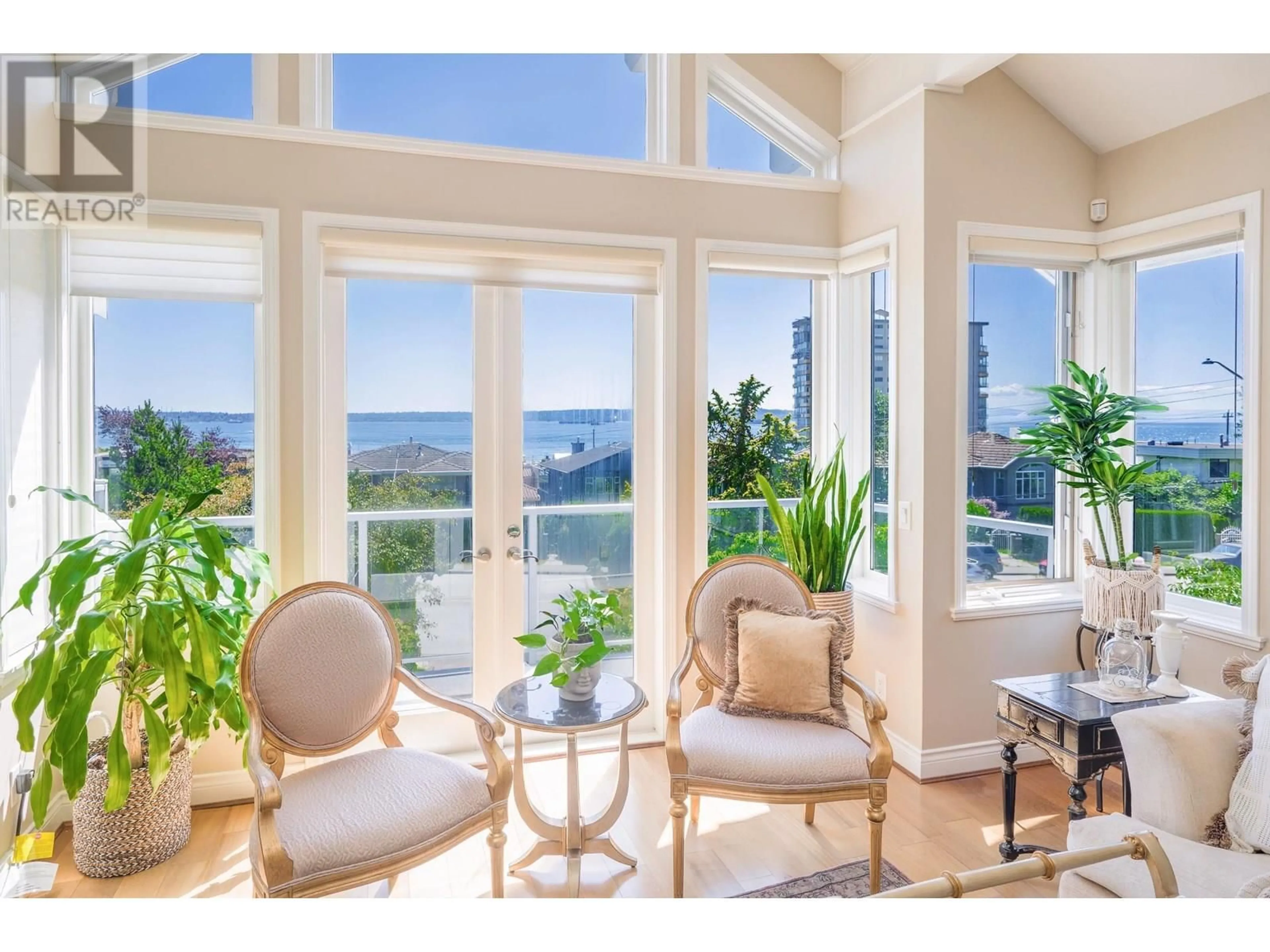 Indoor entryway for 2349 MARINE DRIVE, West Vancouver British Columbia V7V1K9