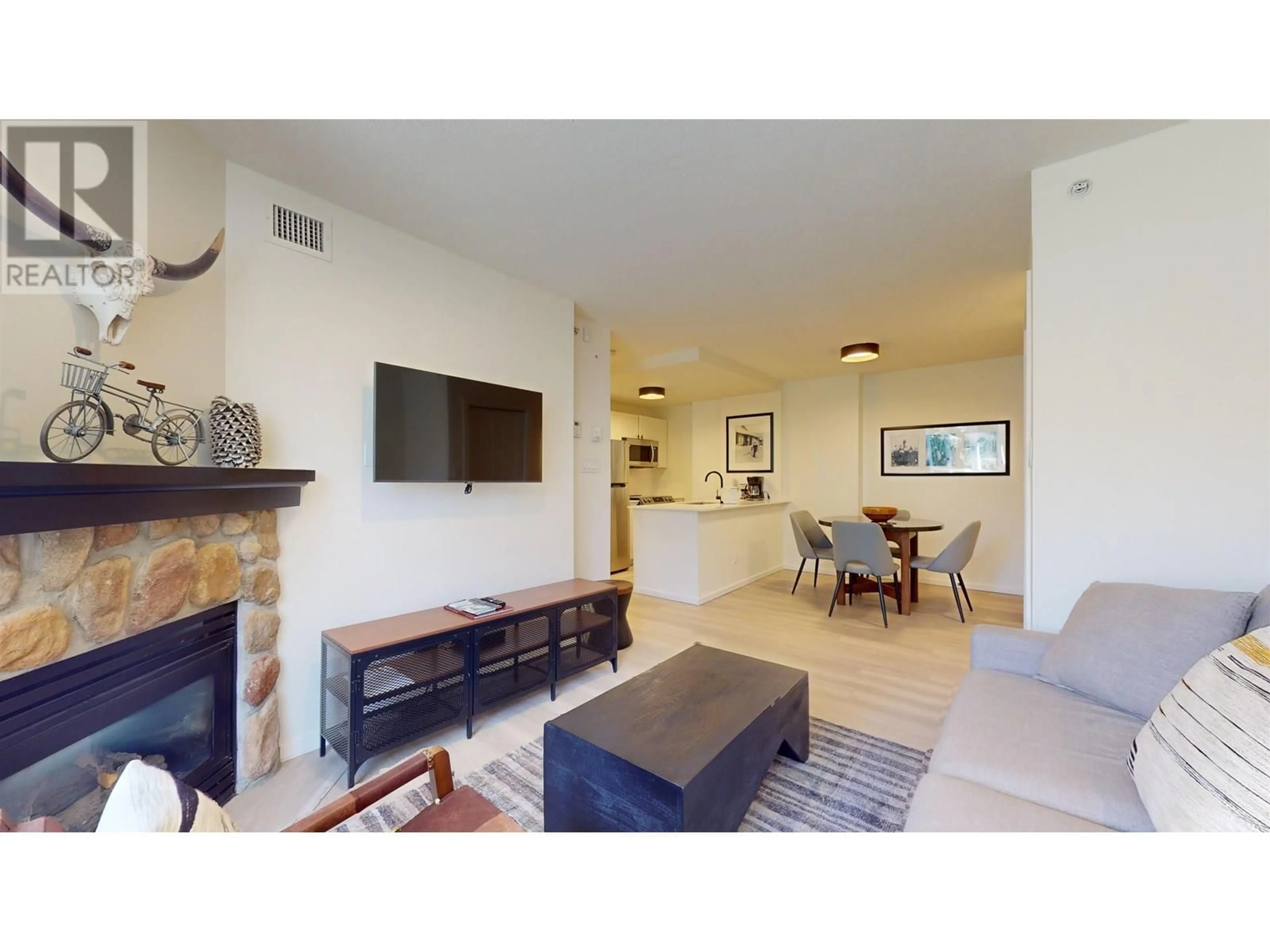Living room with furniture, unknown for 615 - 4315 NORTHLANDS BOULEVARD, Whistler British Columbia V8E1C1
