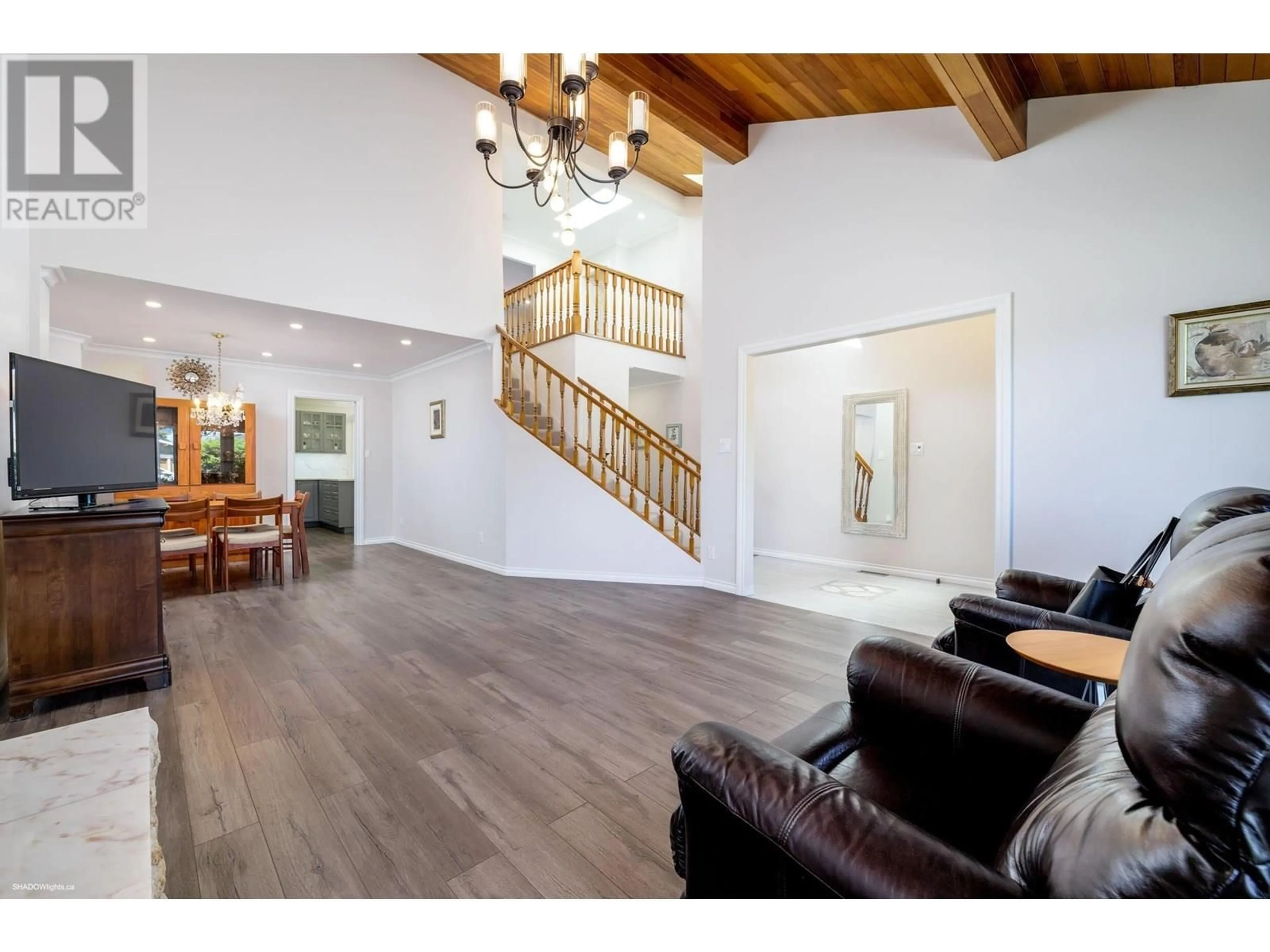 Indoor foyer for 10420 TRURO DRIVE, Richmond British Columbia V7E5B4