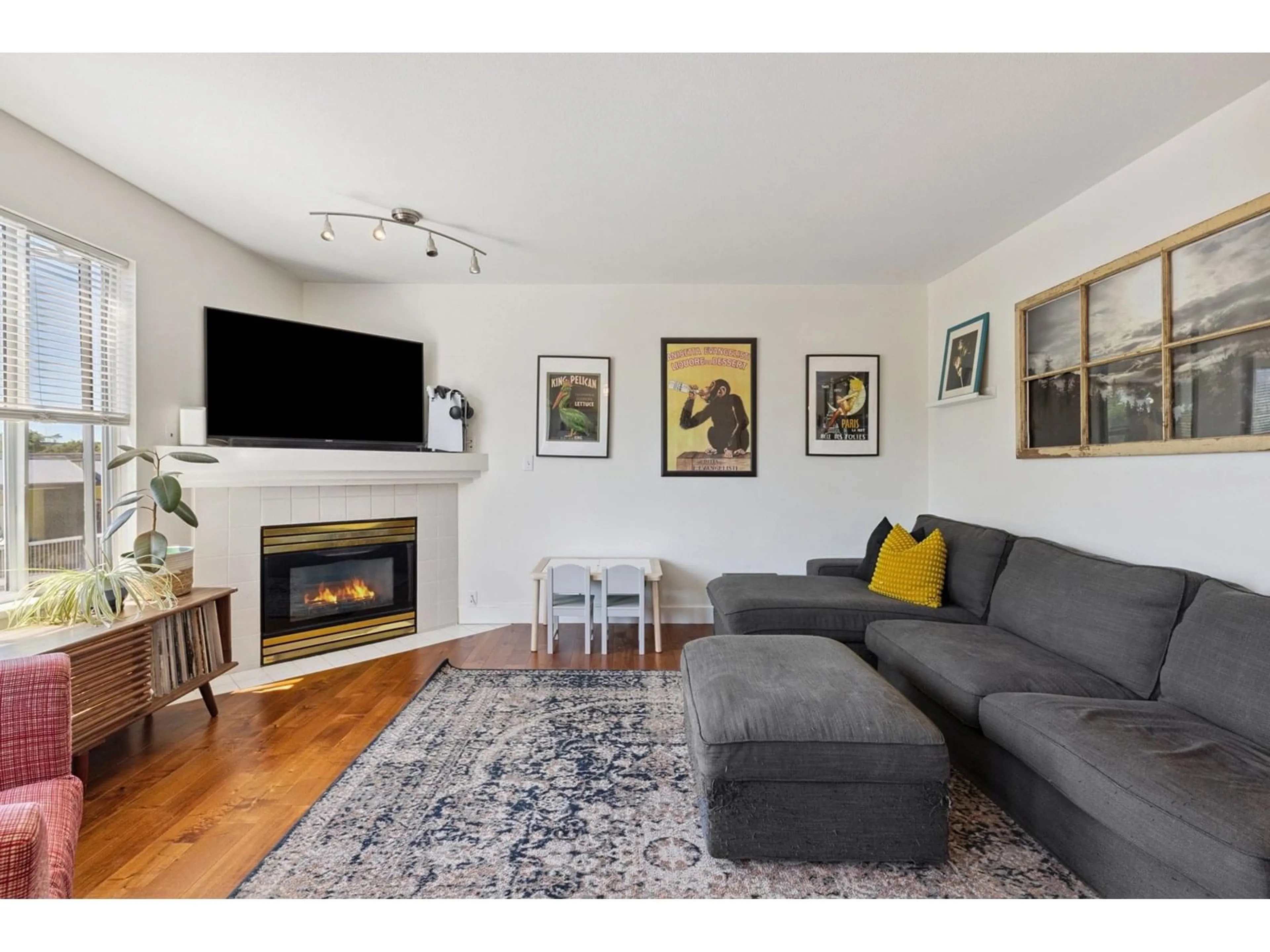 Living room with furniture, wood/laminate floor for 302 - 20064 56, Langley British Columbia V3A3Y4