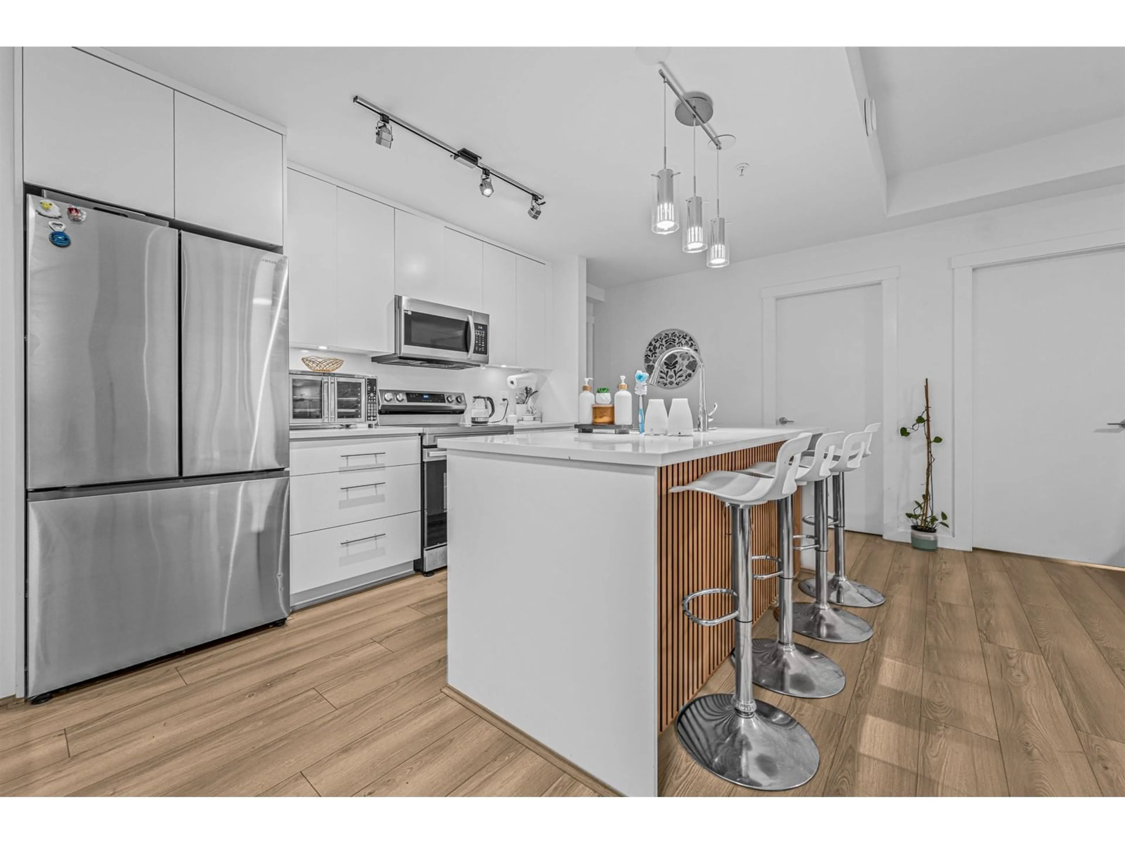 Open concept kitchen, wood/laminate floor for 109 - 5420 208, Langley British Columbia V3A2J9