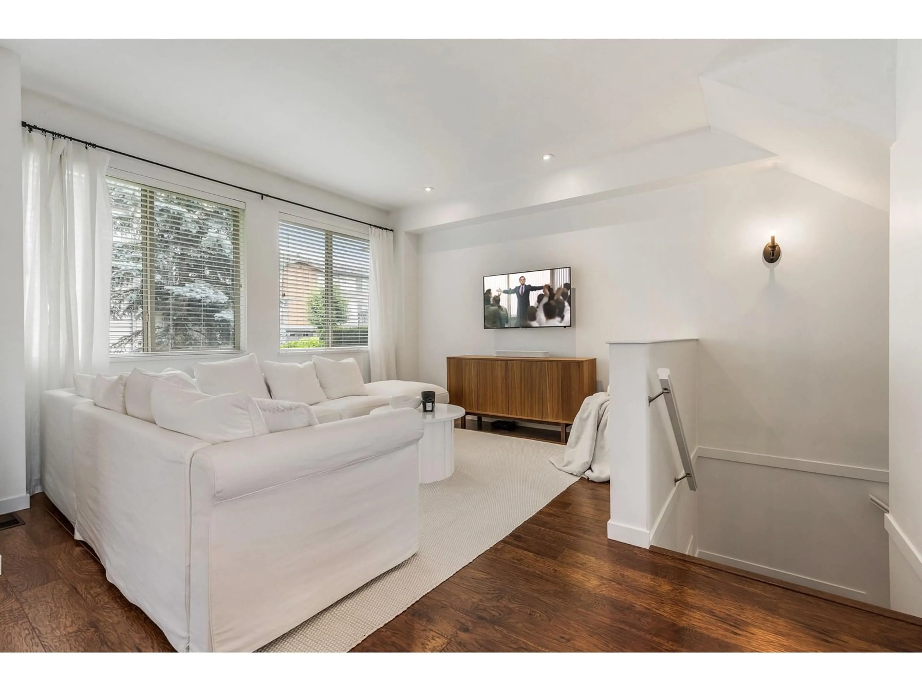 Living room with furniture, wood/laminate floor for 37 - 34248 KING, Abbotsford British Columbia V2S0B1