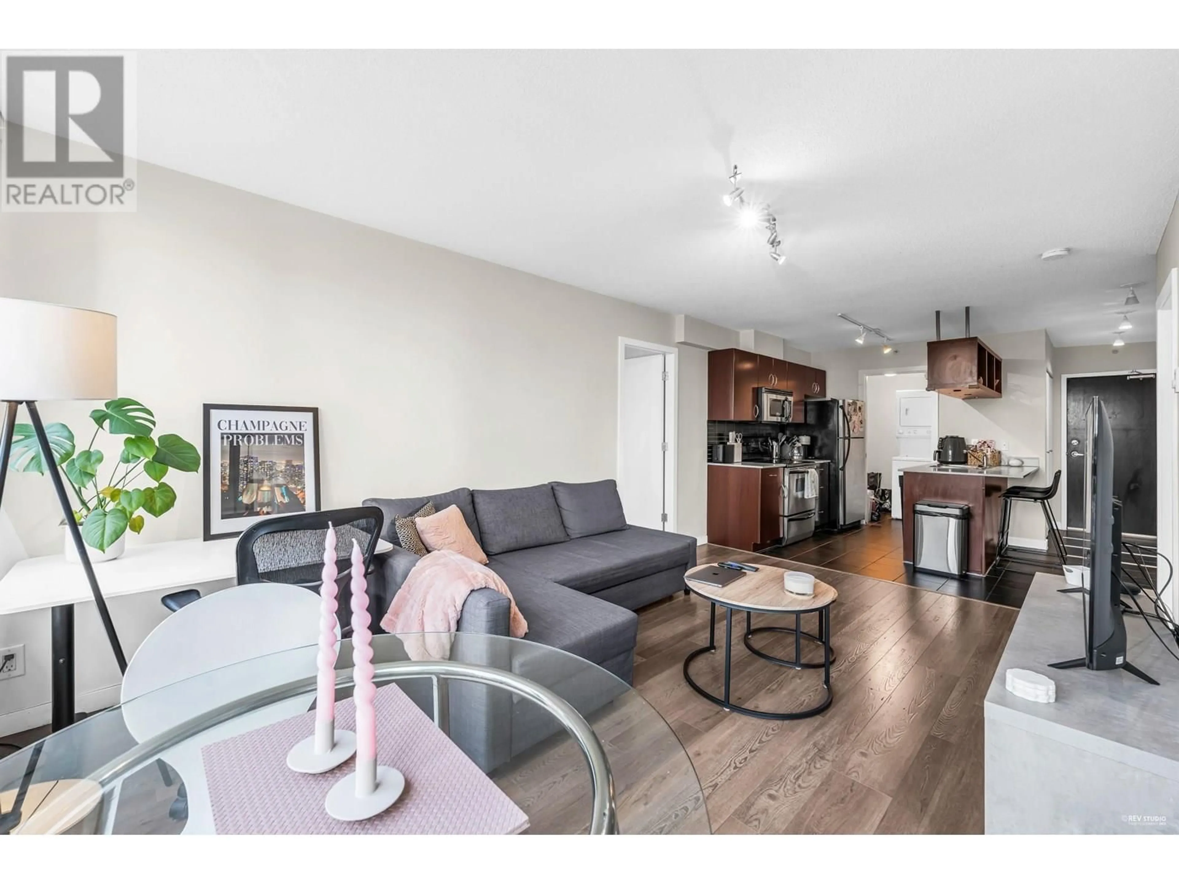 Living room with furniture, wood/laminate floor for 1609 - 938 SMITHE STREET, Vancouver British Columbia V6Z3H8