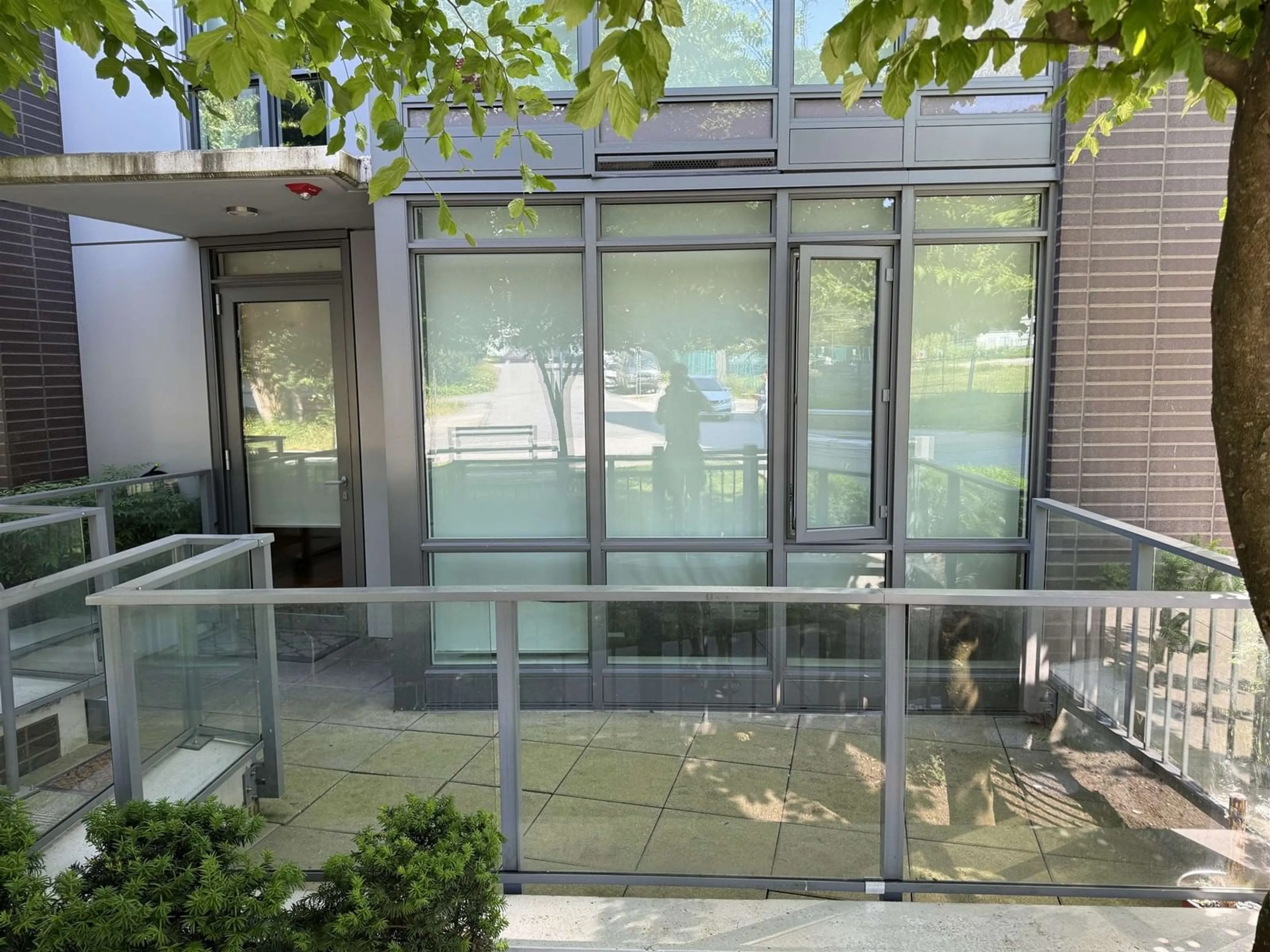 Indoor foyer for 112 - 13438 CENTRAL, Surrey British Columbia V3T0N2