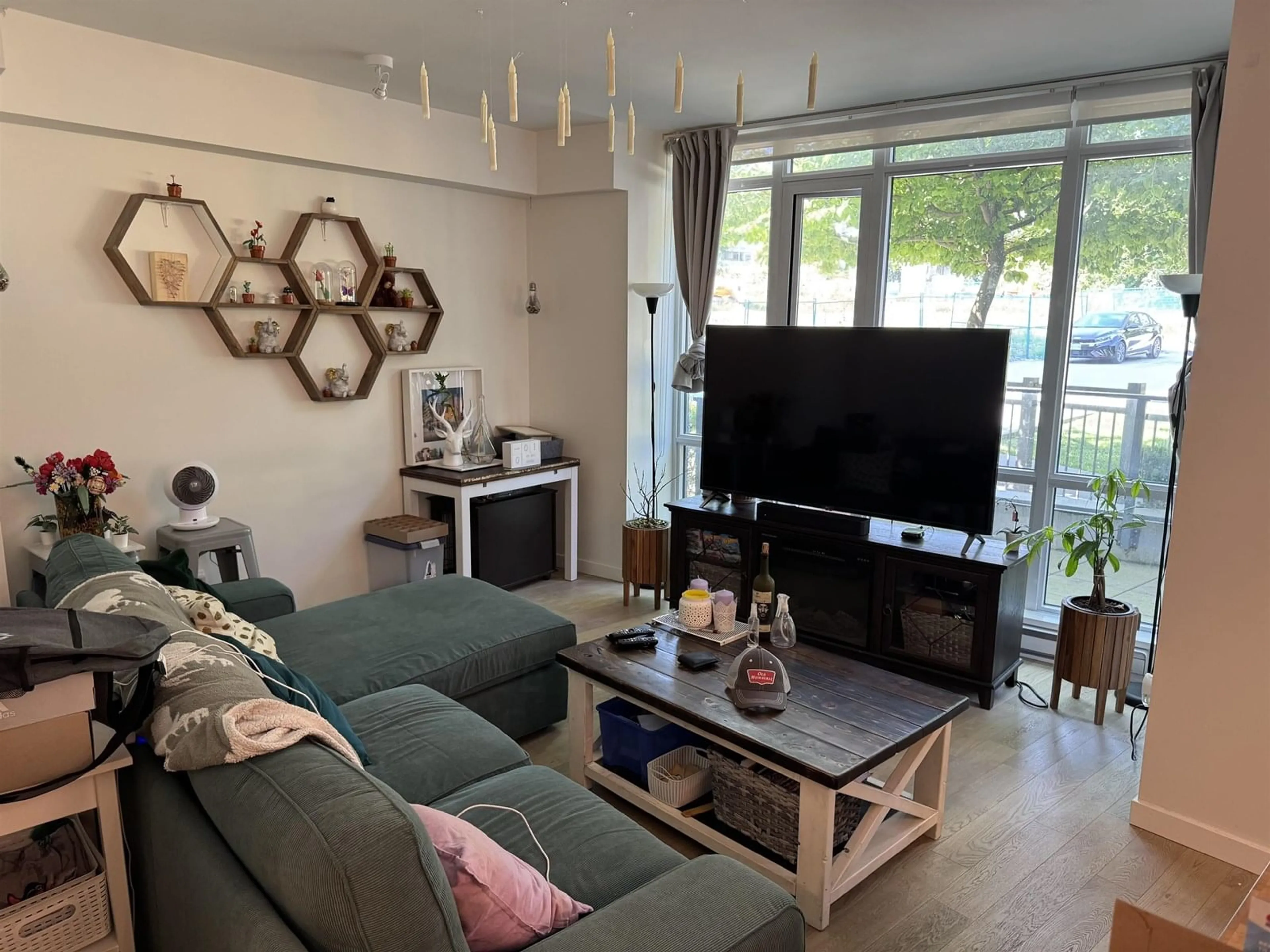 Living room with furniture, wood/laminate floor for 112 - 13438 CENTRAL, Surrey British Columbia V3T0N2