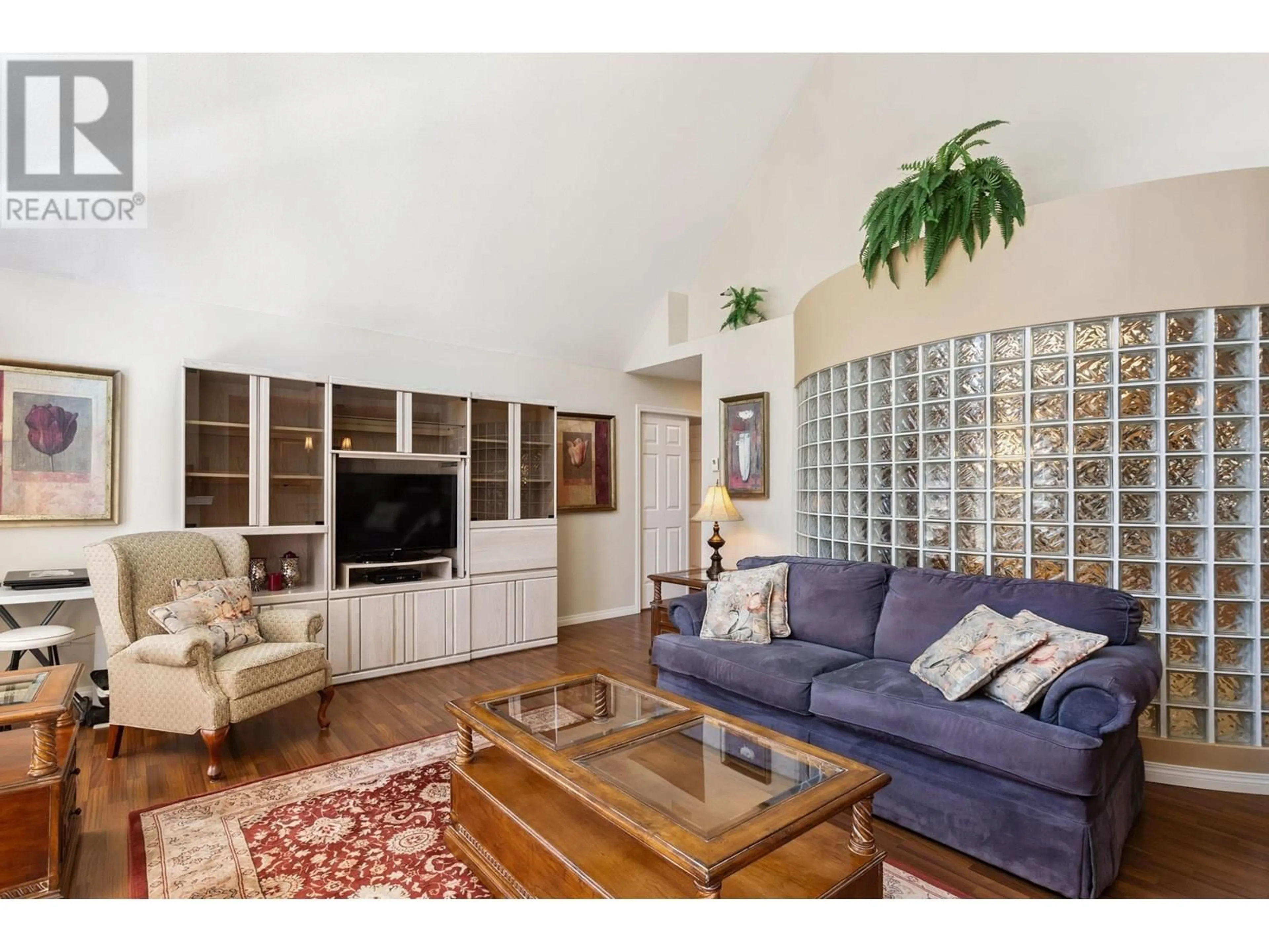 Living room with furniture, unknown for 402 - 1154 WESTWOOD STREET, Coquitlam British Columbia V3B7J1