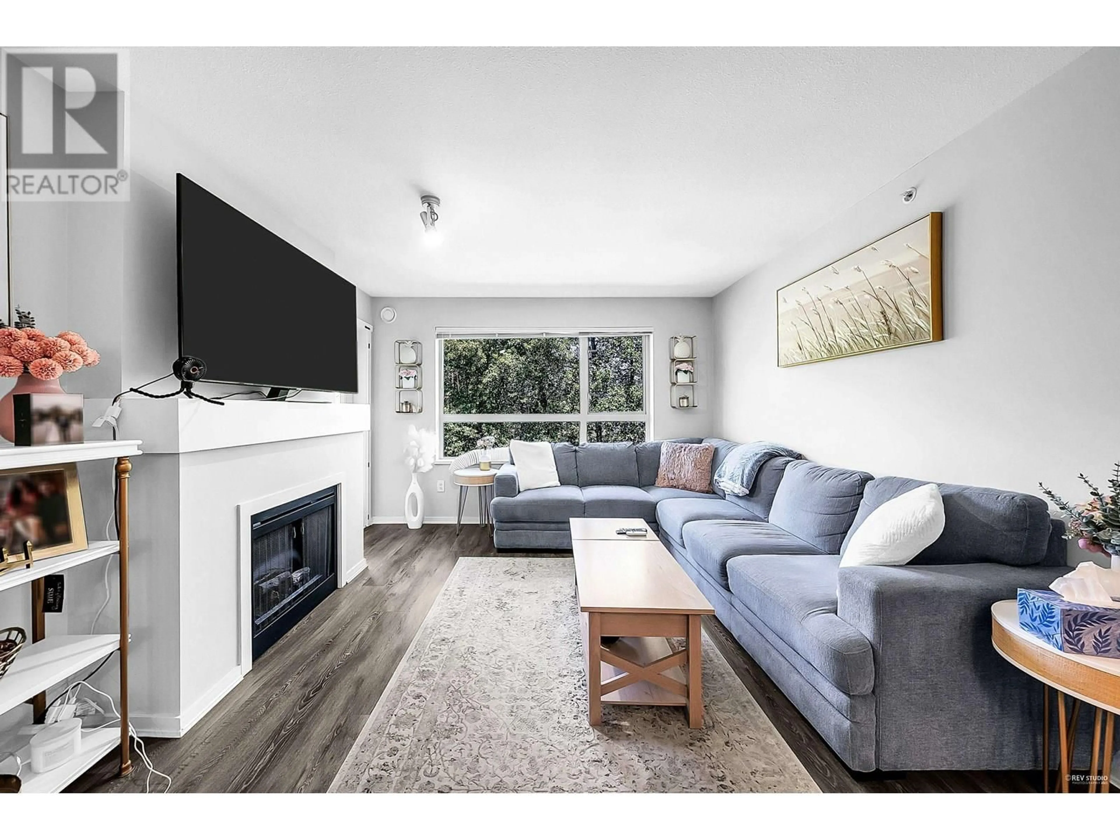 Living room with furniture, wood/laminate floor for 422 - 700 KLAHANIE DRIVE, Port Moody British Columbia V3H5L3