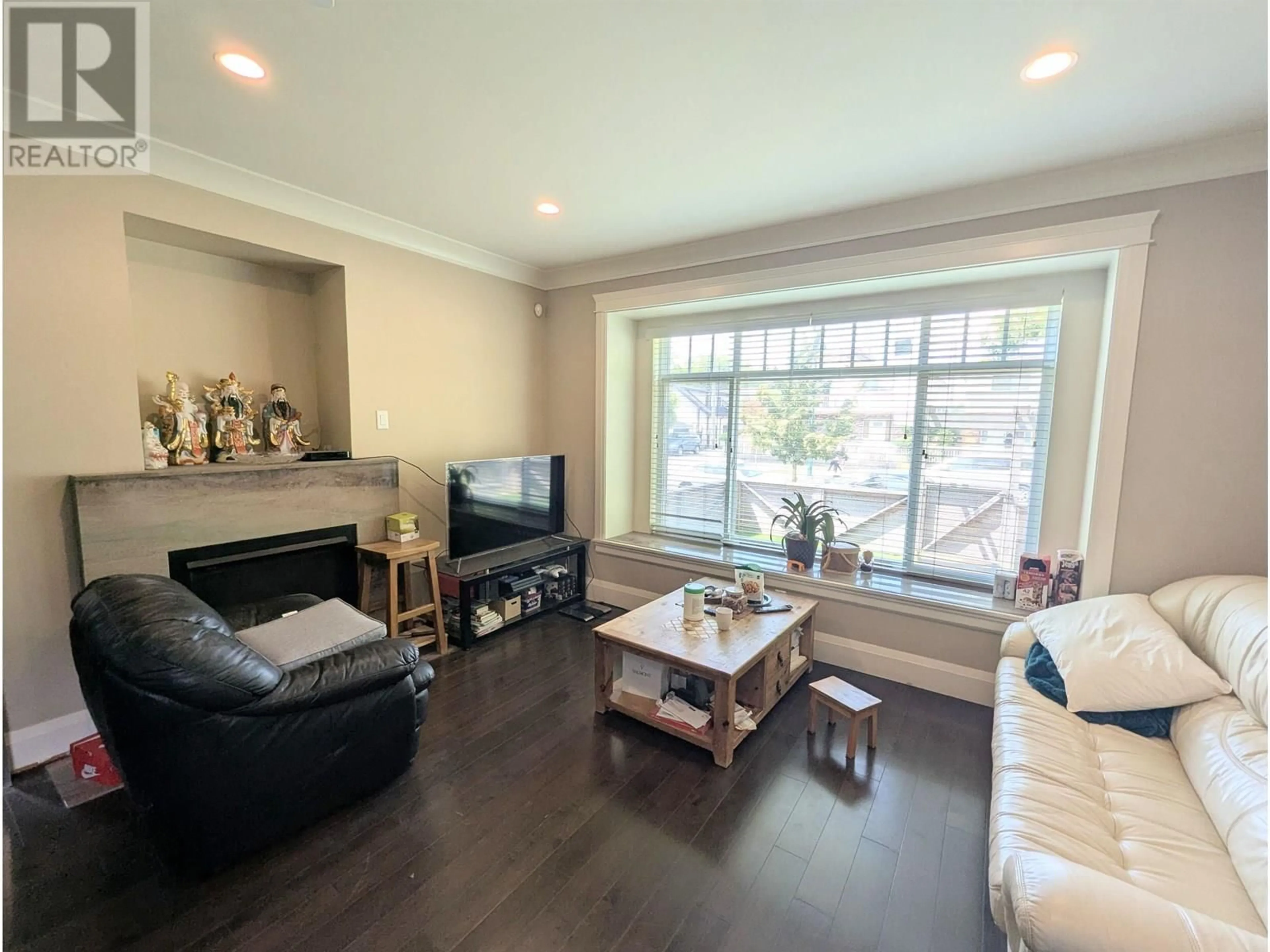 Living room with furniture, wood/laminate floor for 6466 COMMERCIAL STREET, Vancouver British Columbia V5P3P3