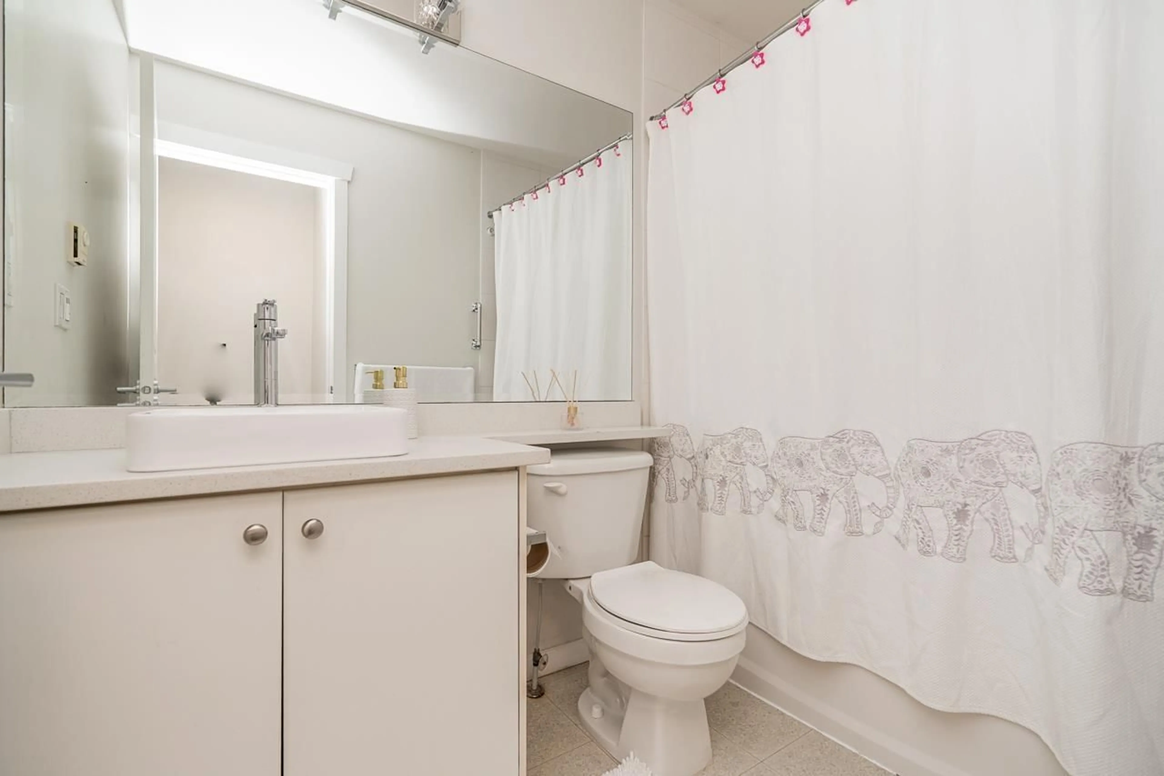 Standard bathroom, unknown for 14858 56A, Surrey British Columbia V3S8X1