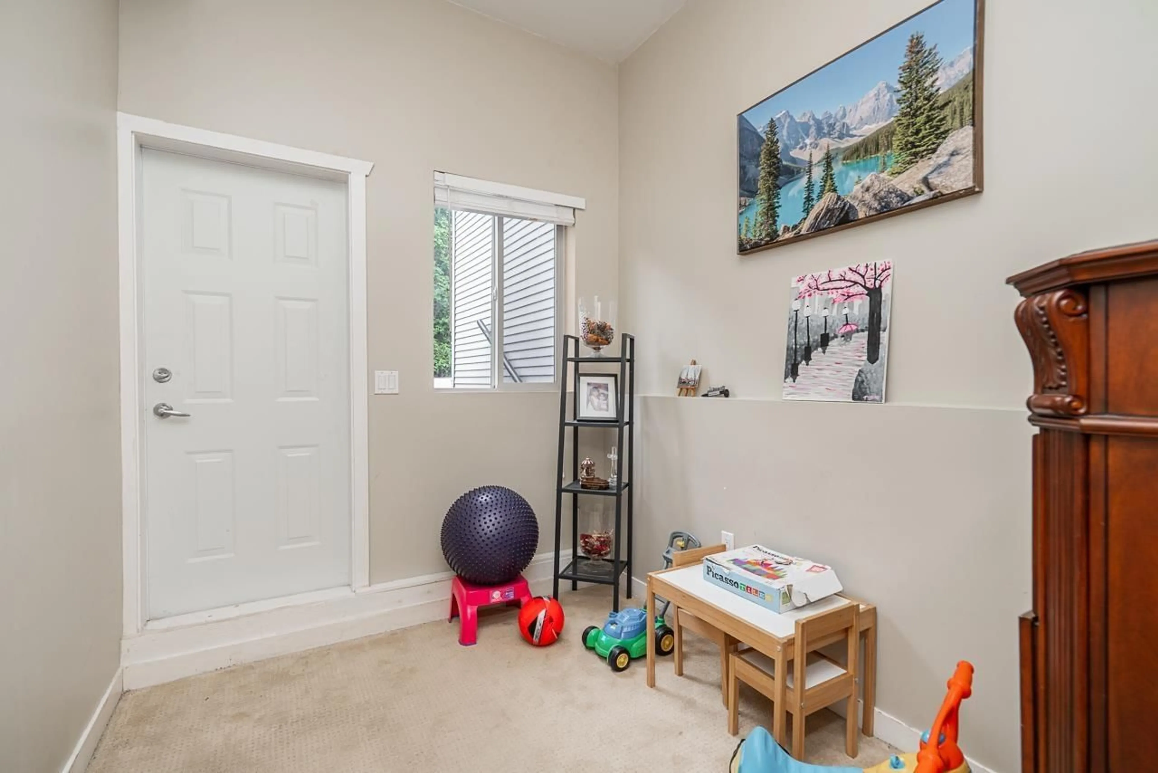 Indoor entryway for 14858 56A, Surrey British Columbia V3S8X1