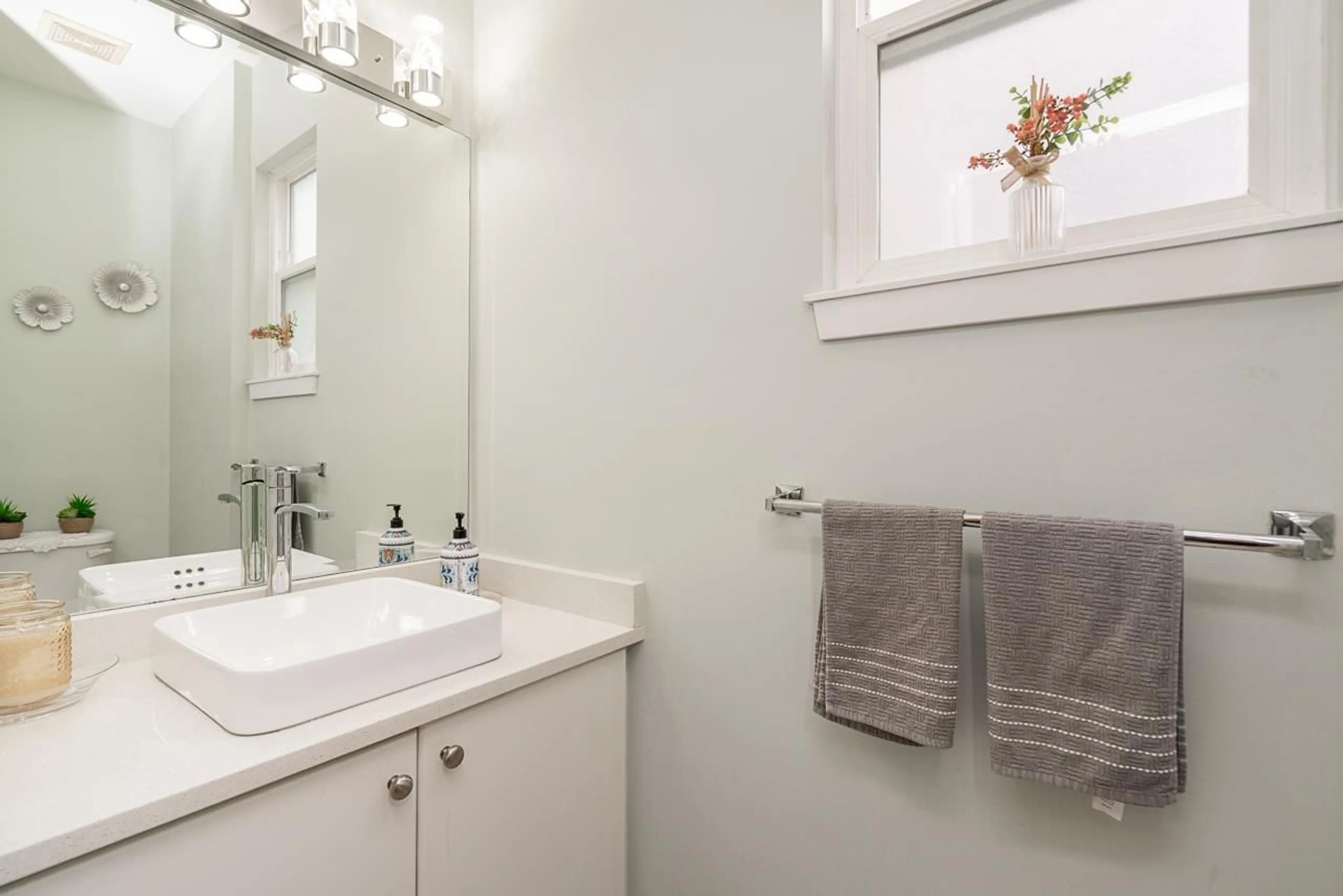 Standard bathroom, ceramic/tile floor for 14858 56A, Surrey British Columbia V3S8X1