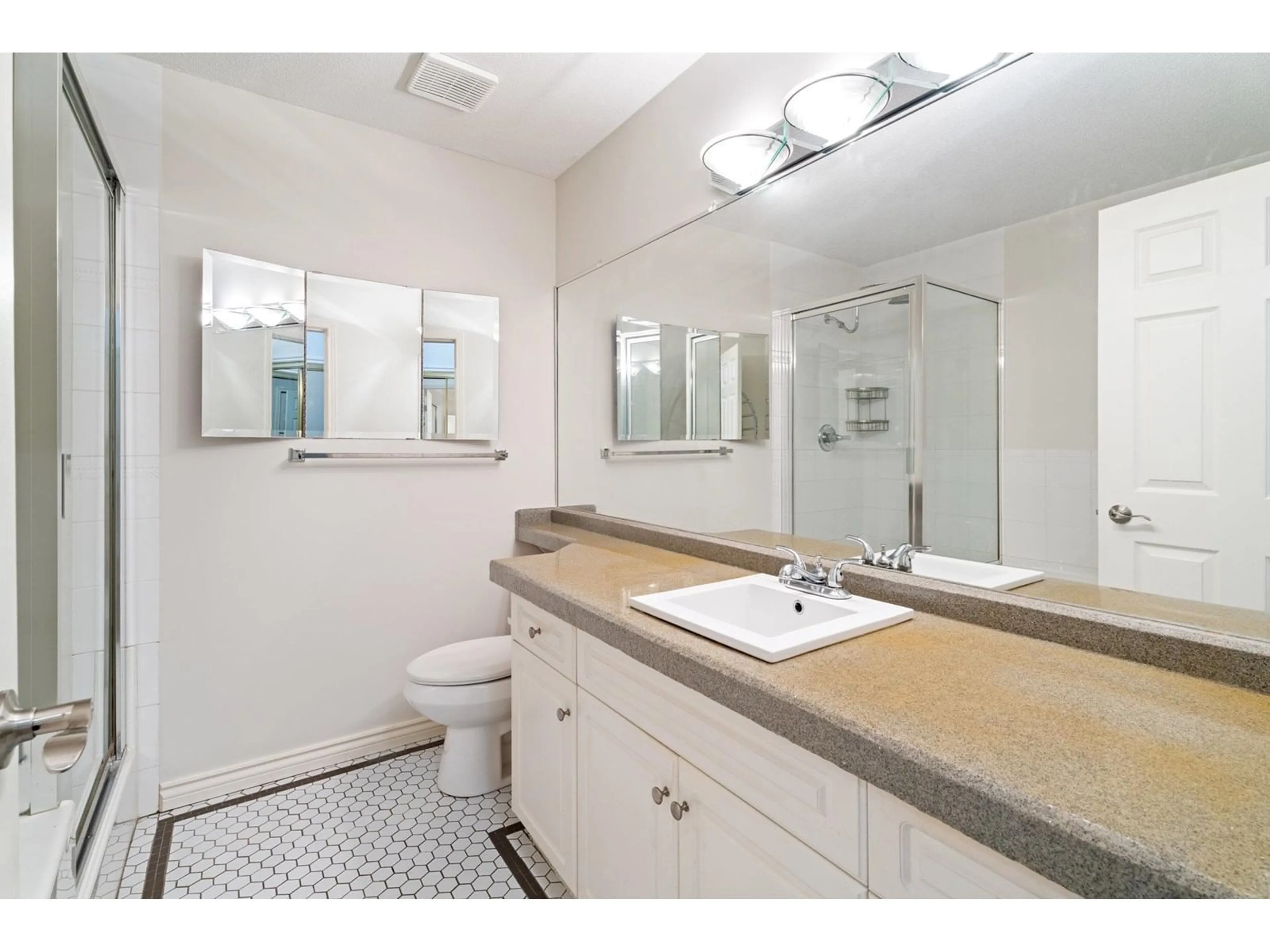 Standard bathroom, ceramic/tile floor for 409 - 13860 70, Surrey British Columbia V3W0S1