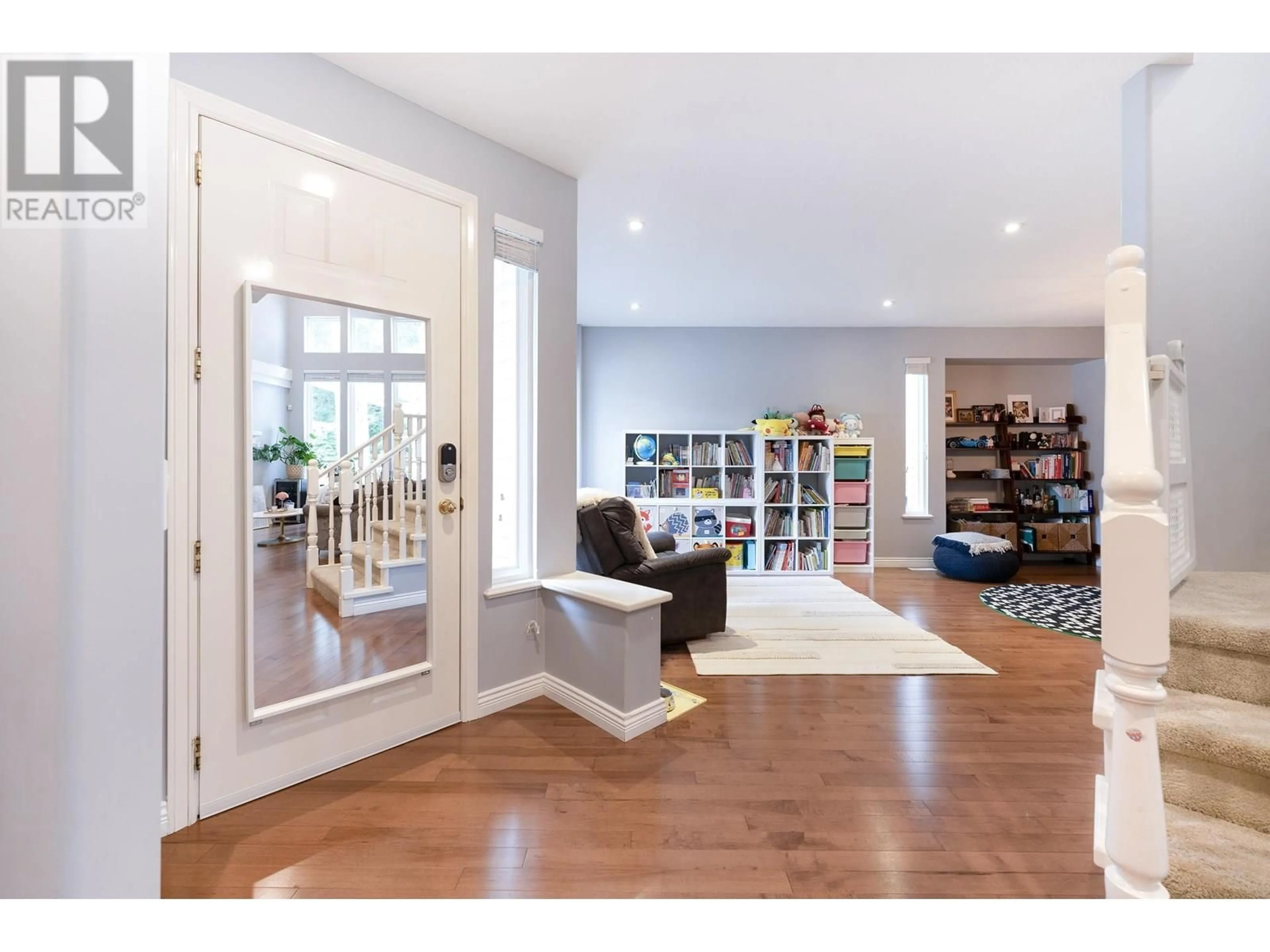 Indoor entryway for 3271 CHARTWELL, Coquitlam British Columbia V3E3M9