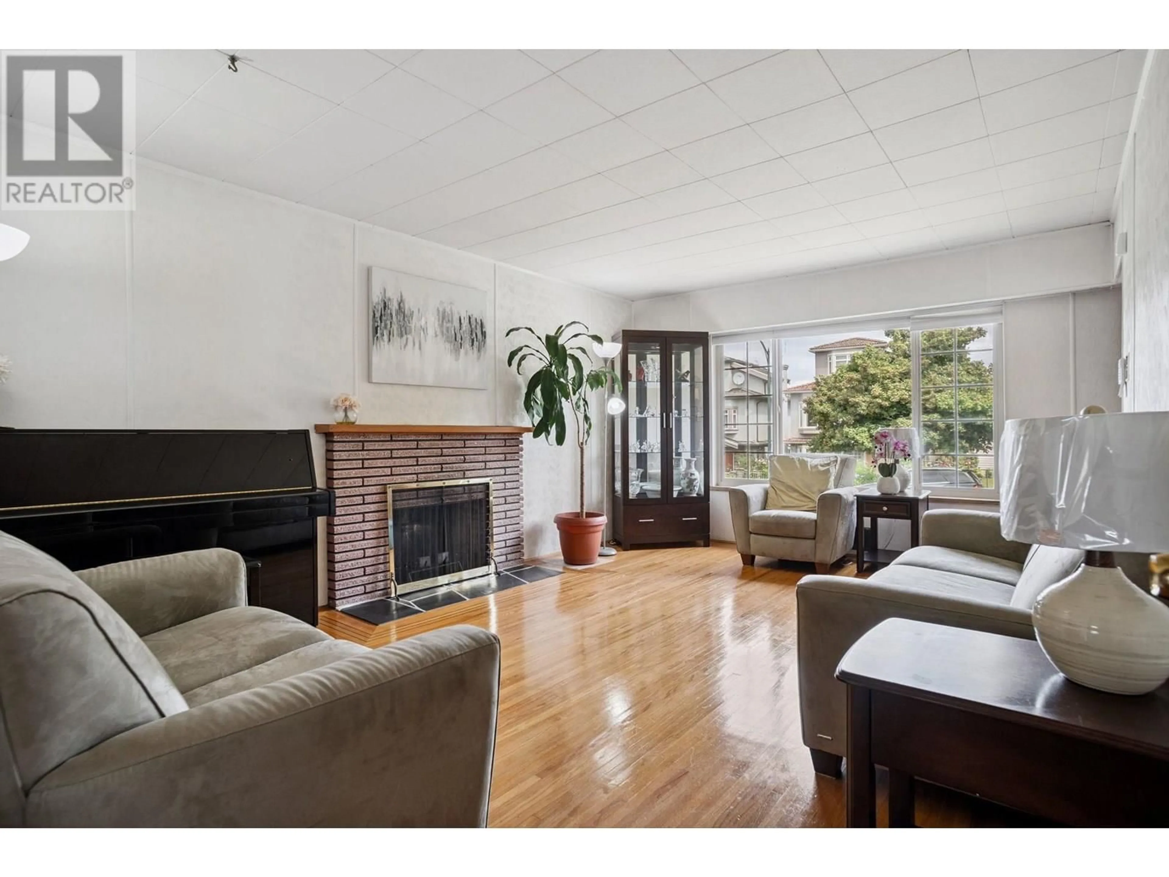 Living room with furniture, wood/laminate floor for 3260 48 AVENUE, Vancouver British Columbia V5S1H5