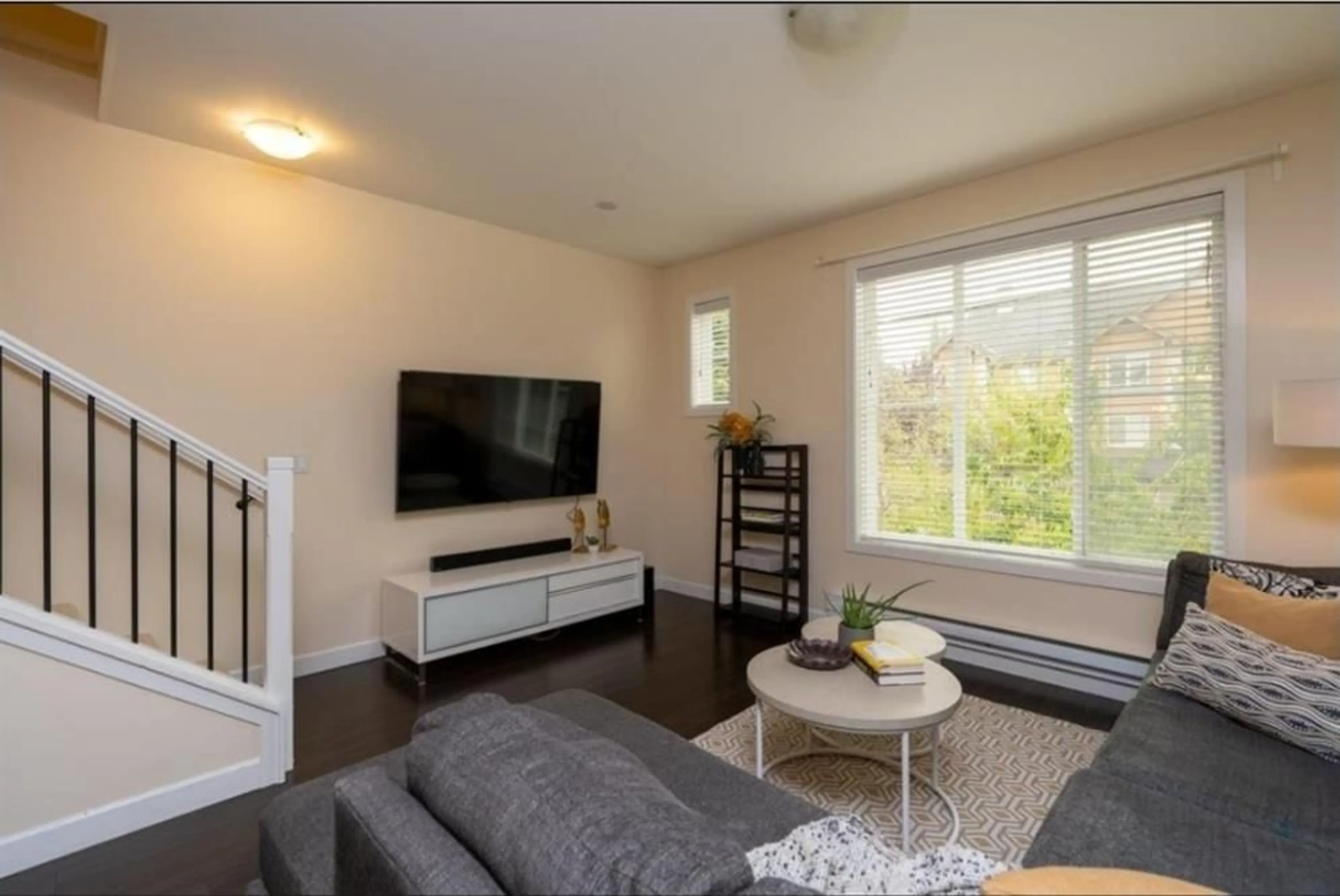 Living room with furniture, wood/laminate floor for 5 - 8713 158, Surrey British Columbia V4N1G9