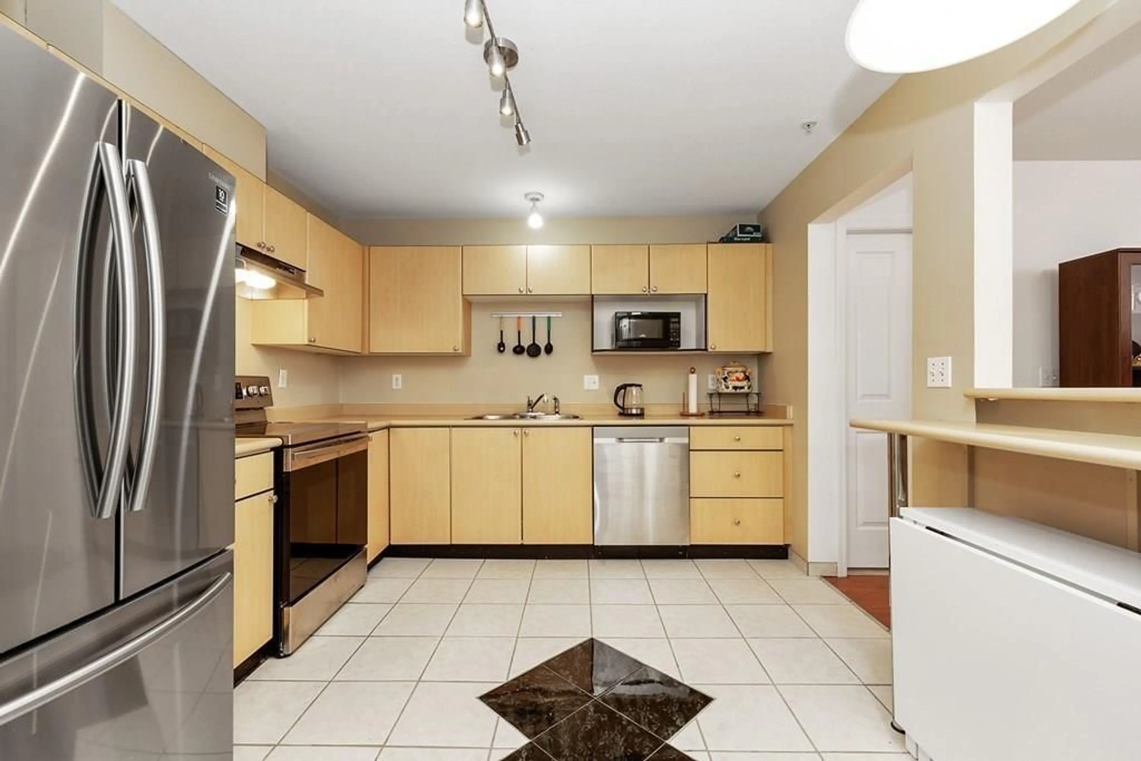 Standard kitchen, unknown for 414 - 10188 155, Surrey British Columbia V3R0R6