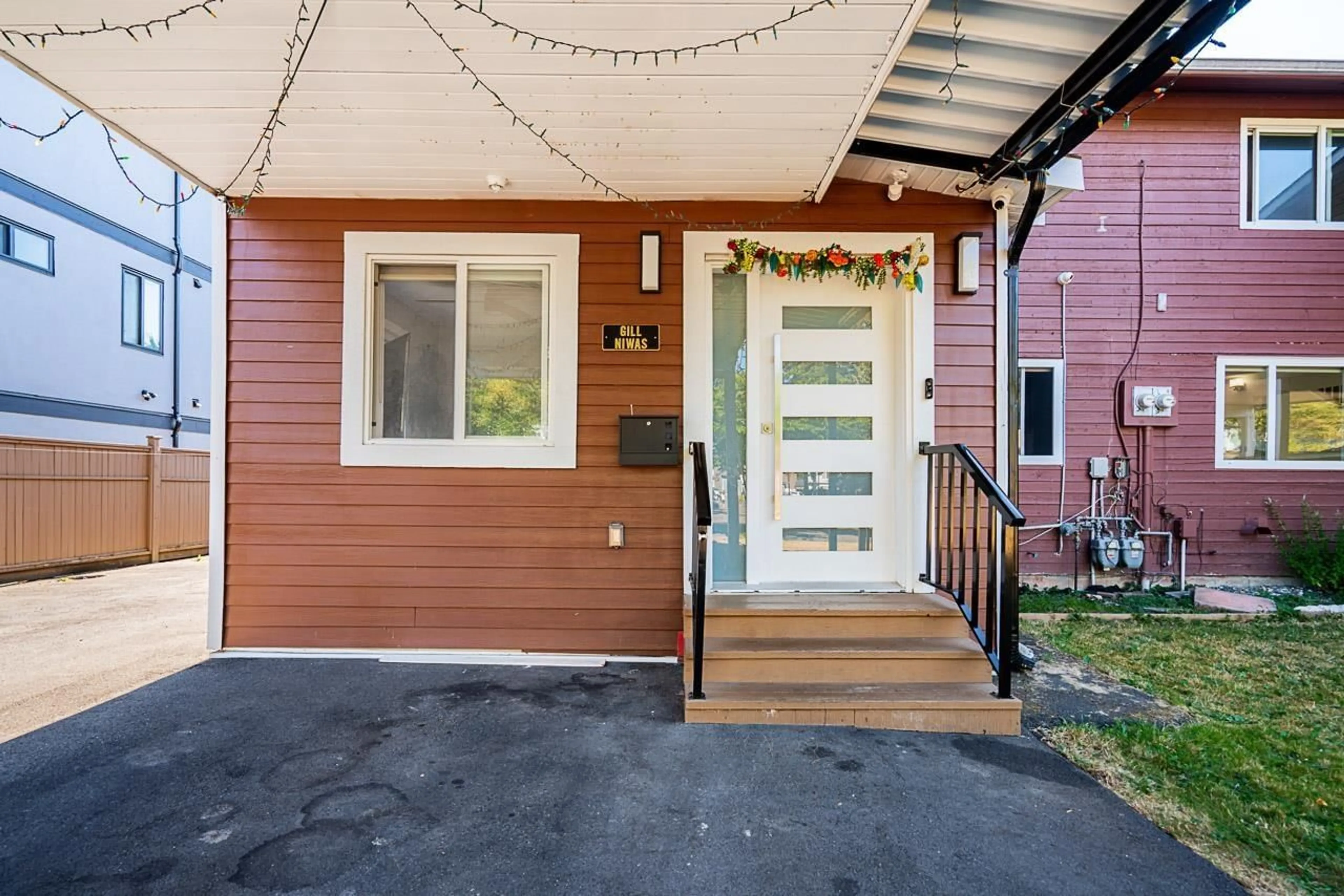 Indoor entryway for 9441 132A, Surrey British Columbia V3V6W3