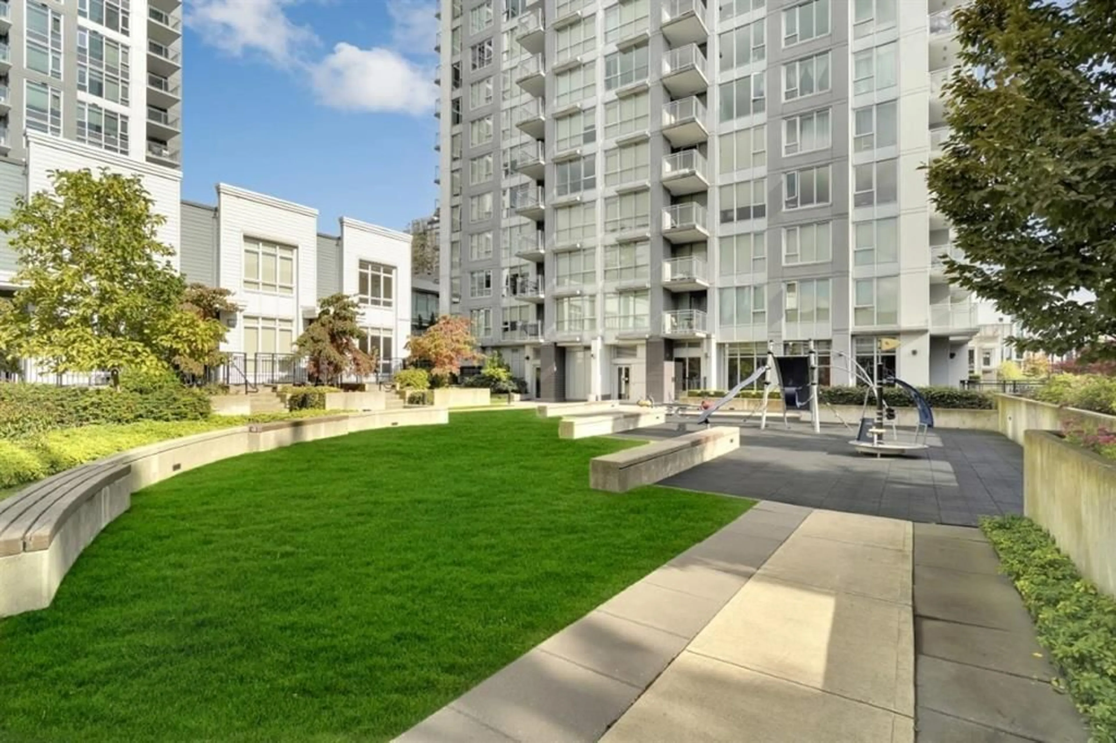 Patio, street for 3103 - 13325 102A, Surrey British Columbia V3T0J5