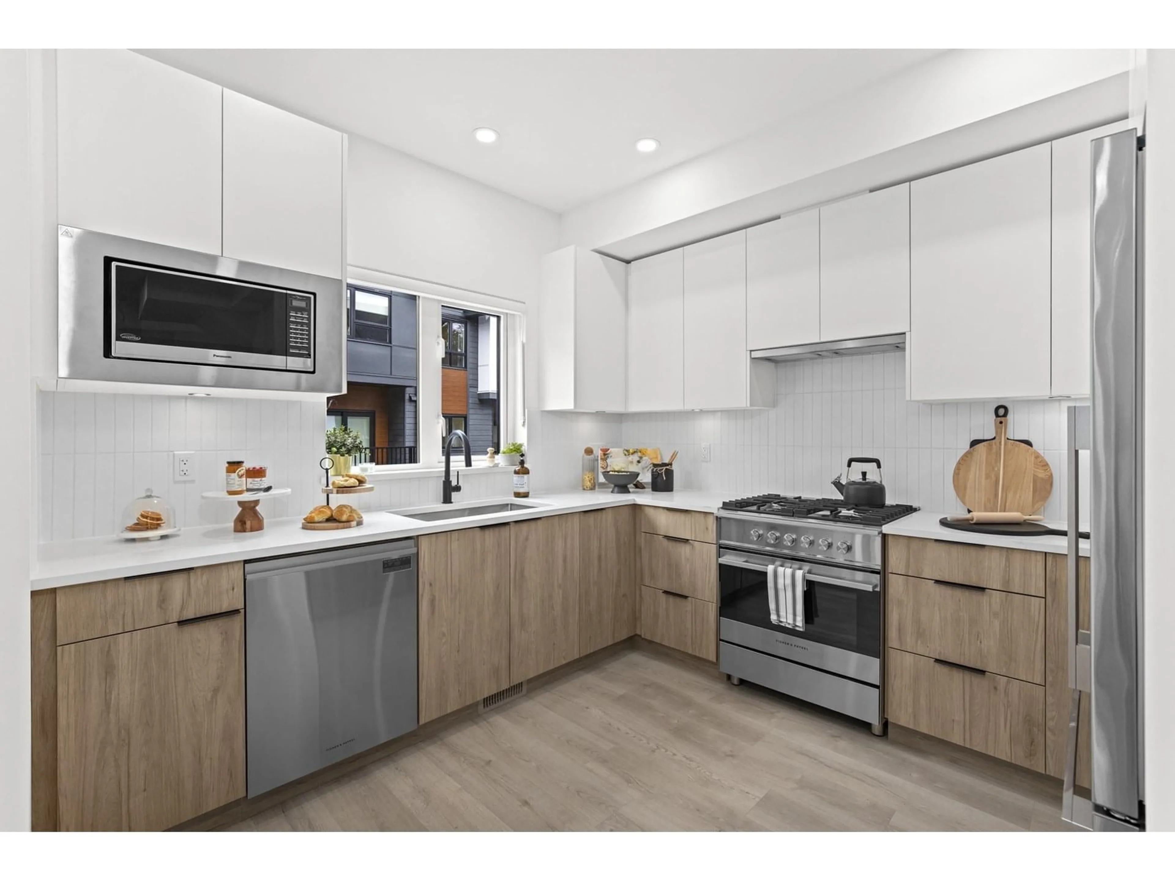 Open concept kitchen, wood/laminate floor for 7 - 1959 165A, Surrey British Columbia V3Z1K3