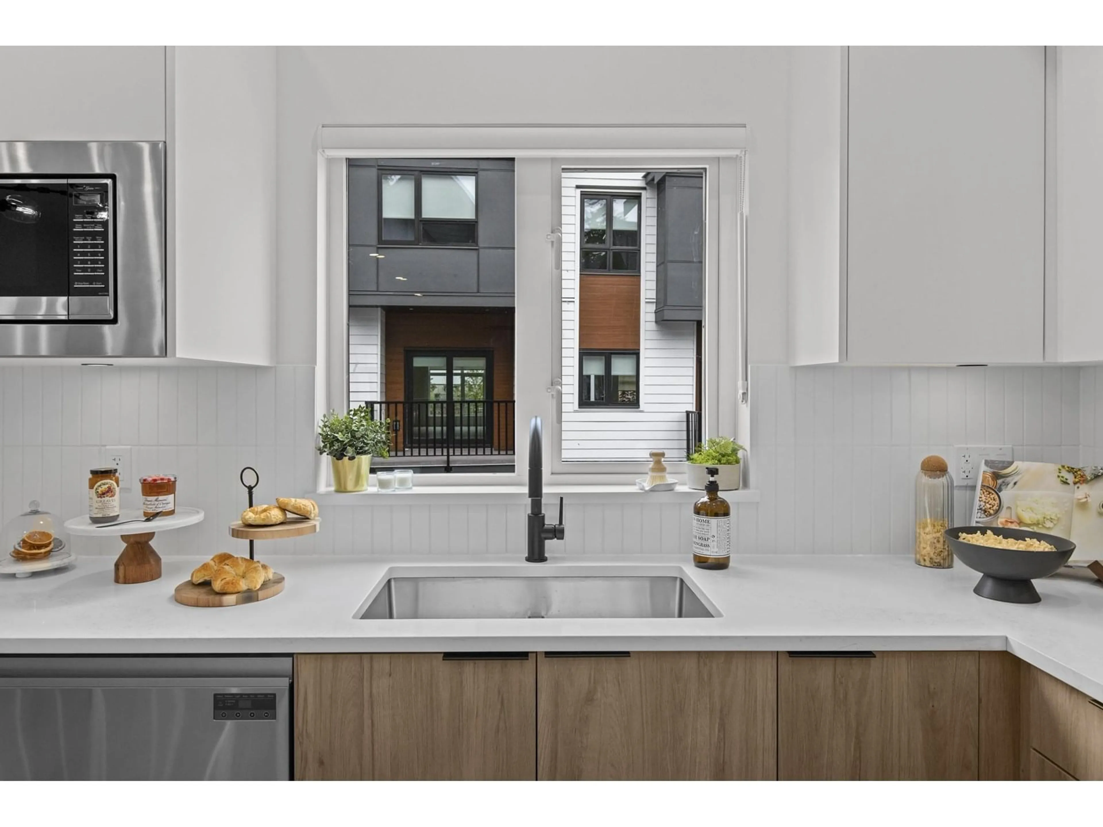 Open concept kitchen, ceramic/tile floor for 7 - 1959 165A, Surrey British Columbia V3Z1K3