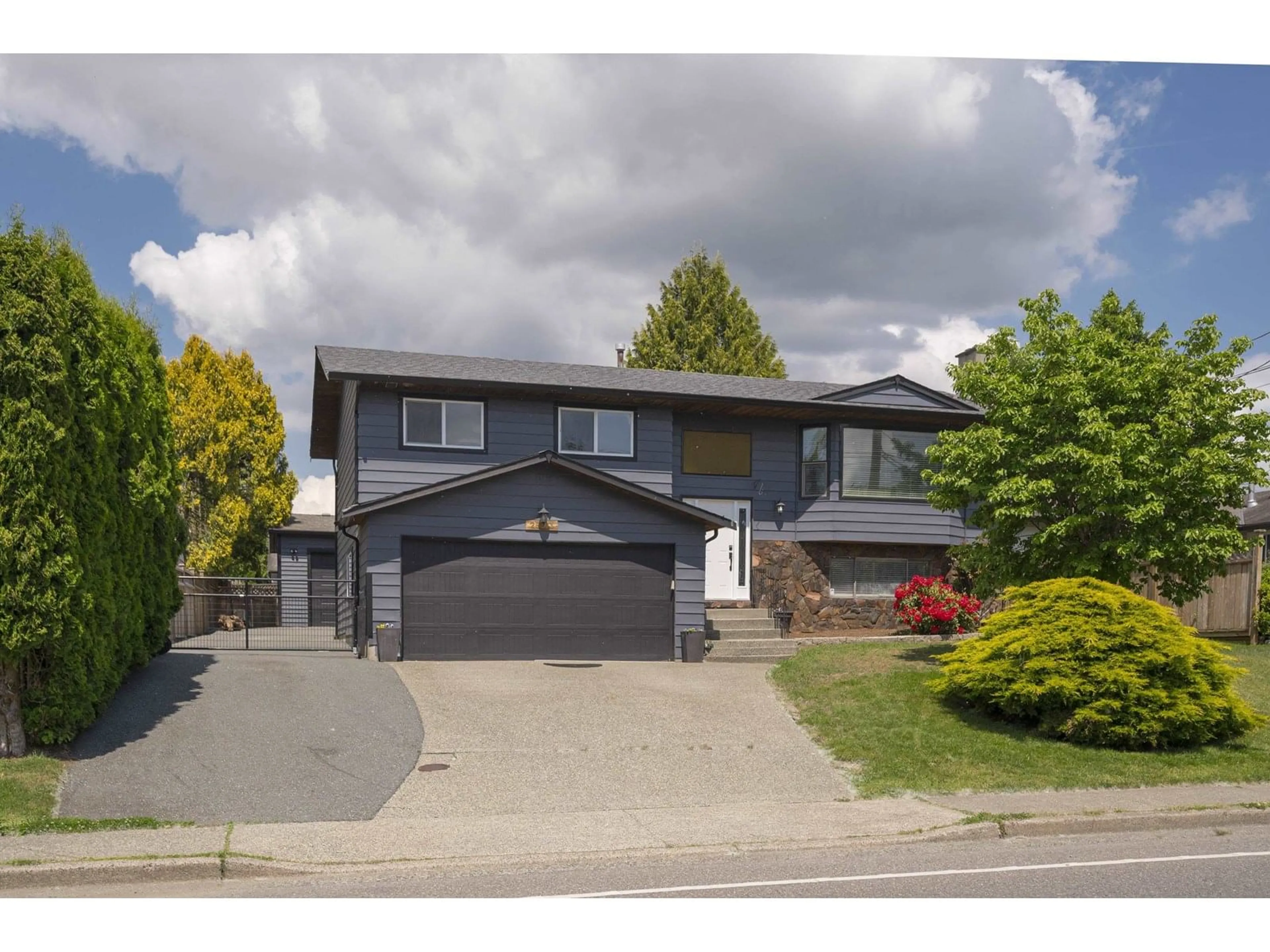 Home with vinyl exterior material, street for 26873 32, Langley British Columbia V4W3G4