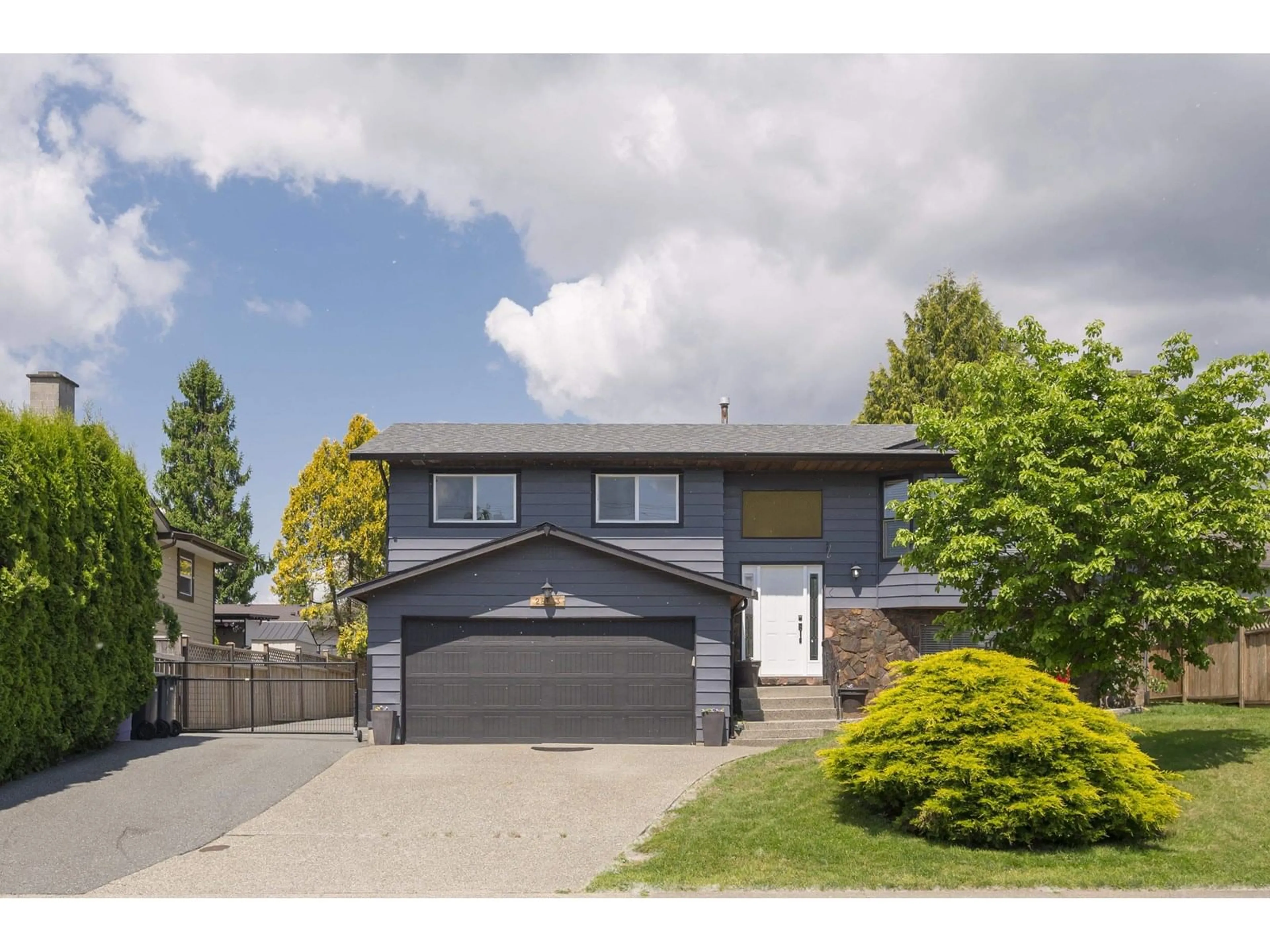 Home with vinyl exterior material, street for 26873 32, Langley British Columbia V4W3G4