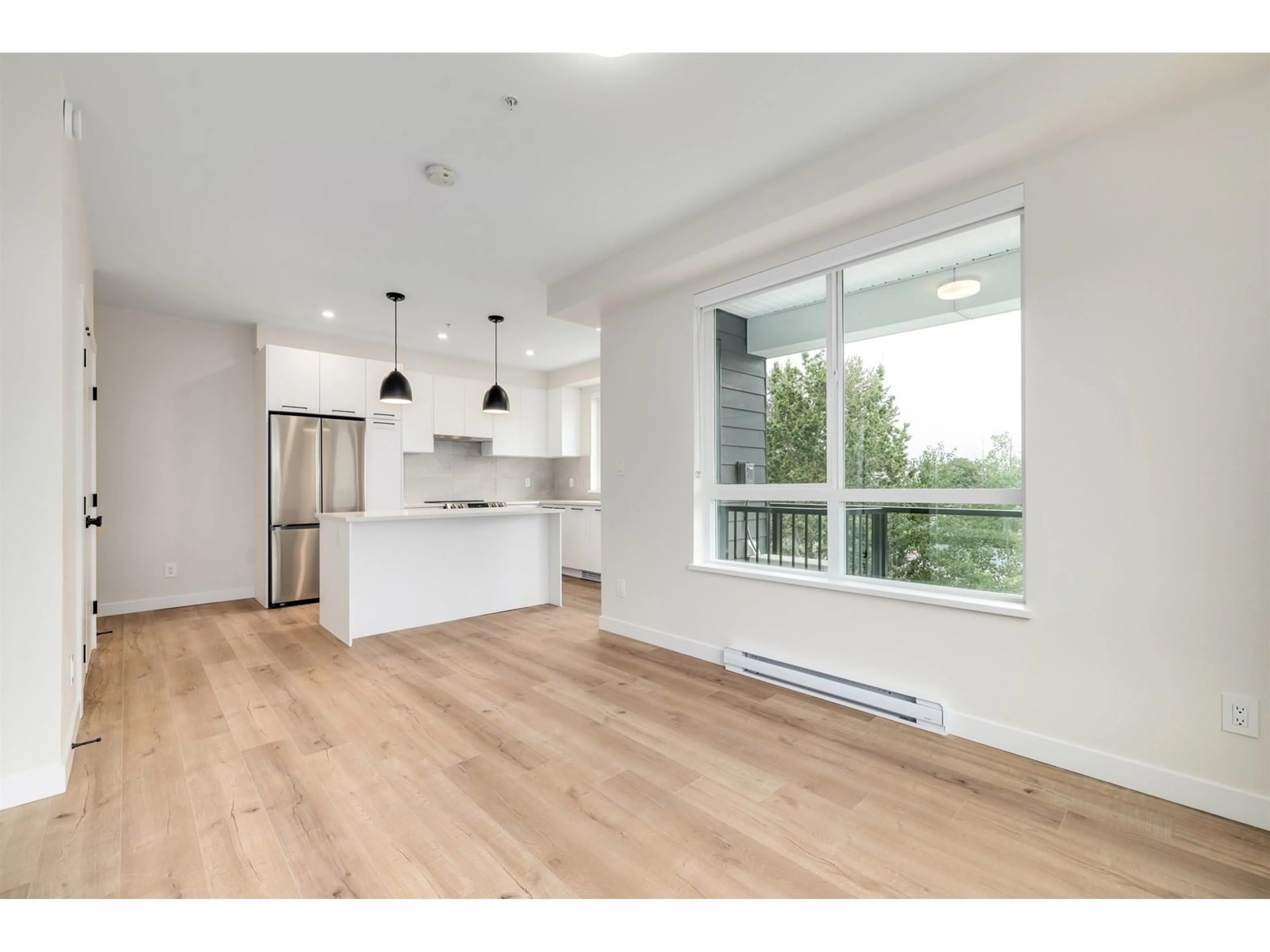 Open concept kitchen, wood/laminate floor for 522 - 8117 200A, Langley British Columbia V2Y3W9