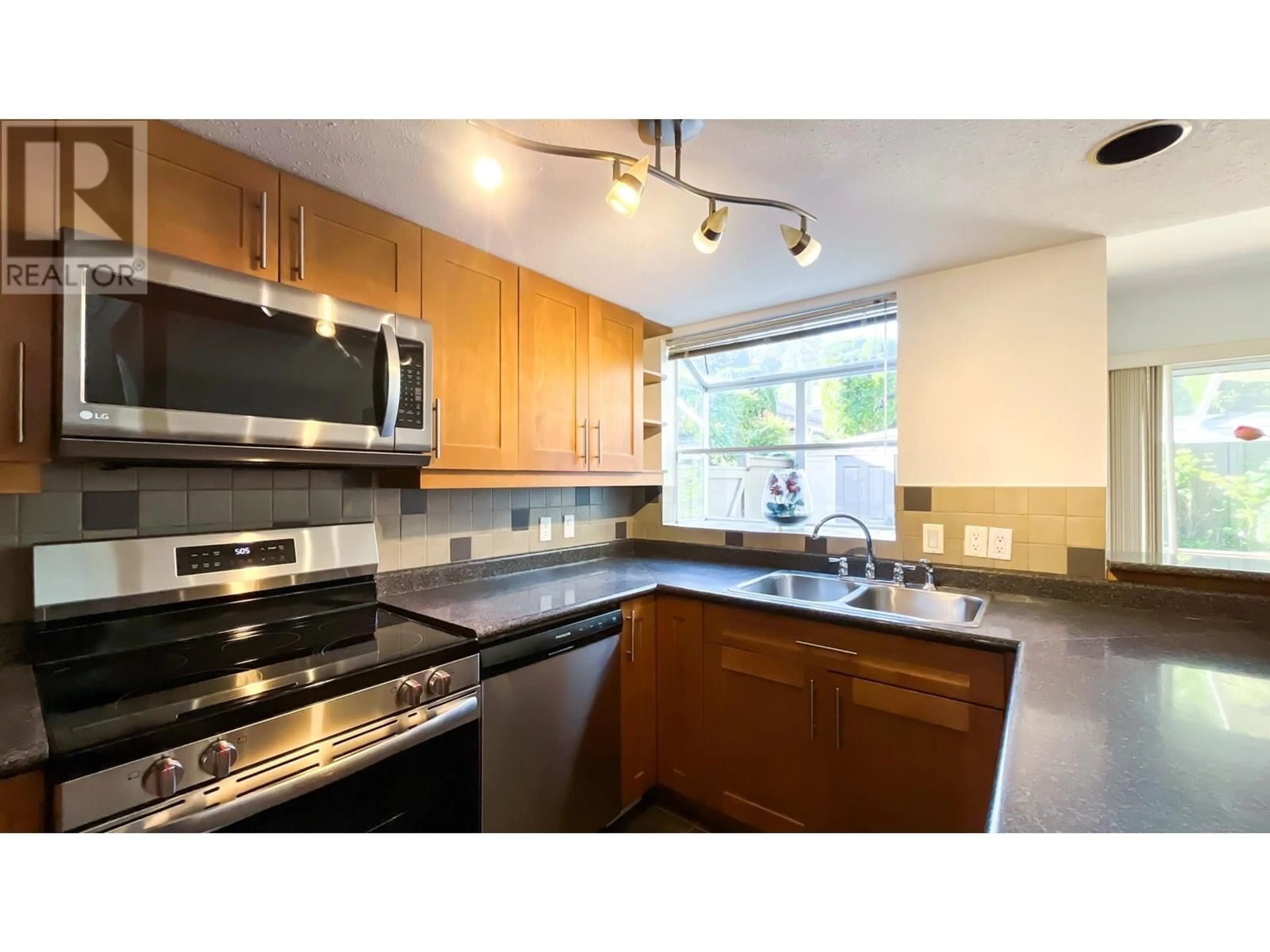 Standard kitchen, unknown for 2994 MT SEYMOUR PARKWAY, North Vancouver British Columbia V7H1E9
