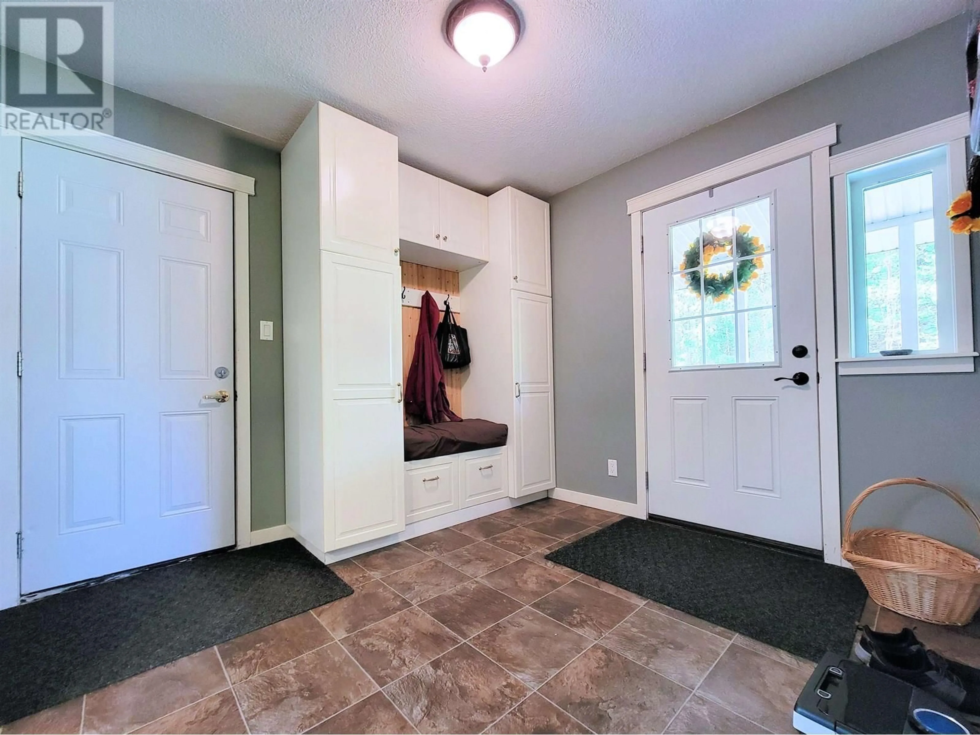 Indoor entryway for 16685 CHIEF LAKE ROAD, Prince George British Columbia V2K5K3