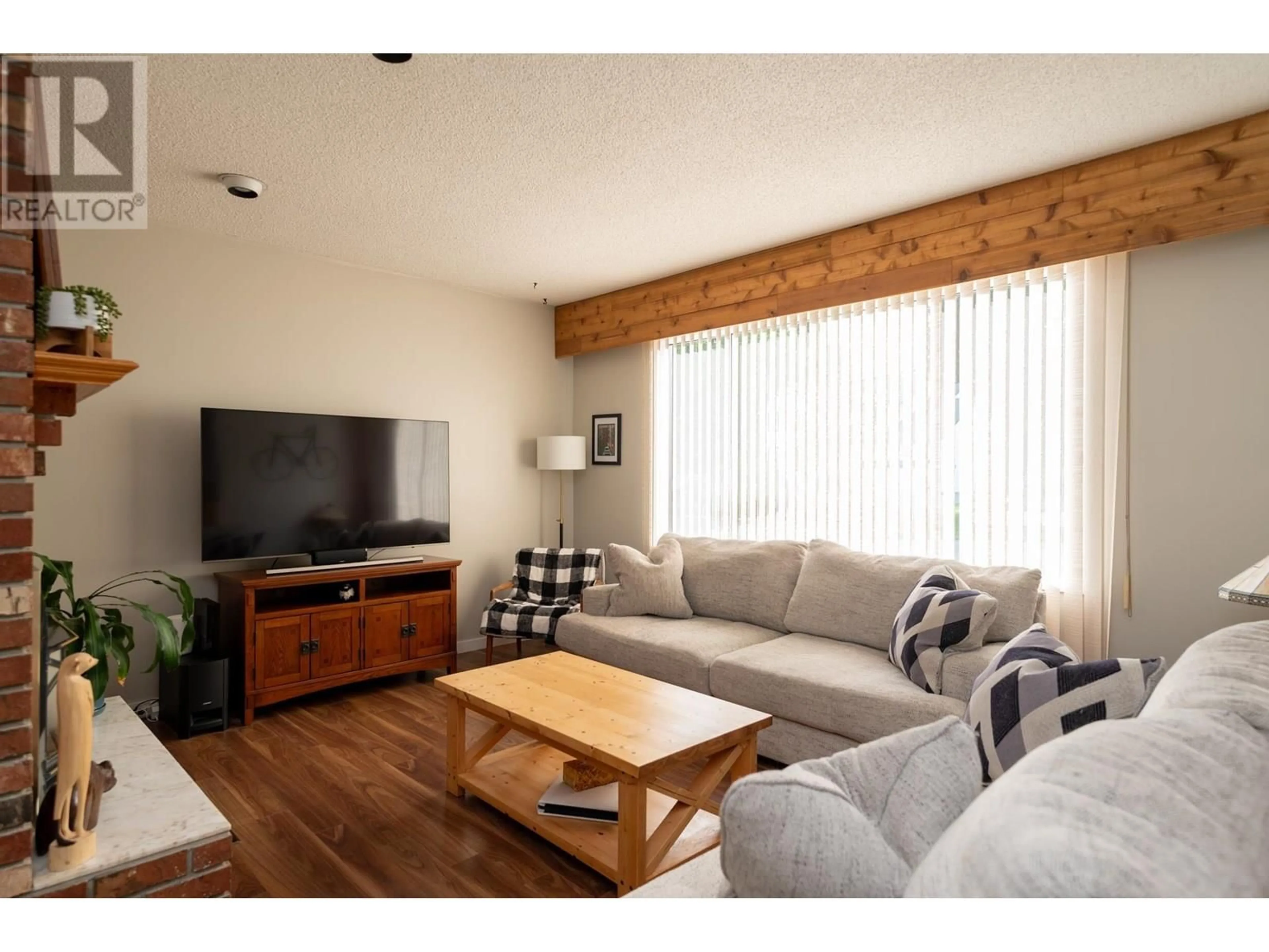 Living room with furniture, wood/laminate floor for 3158 WALLACE CRESCENT, Prince George British Columbia V2K3R6