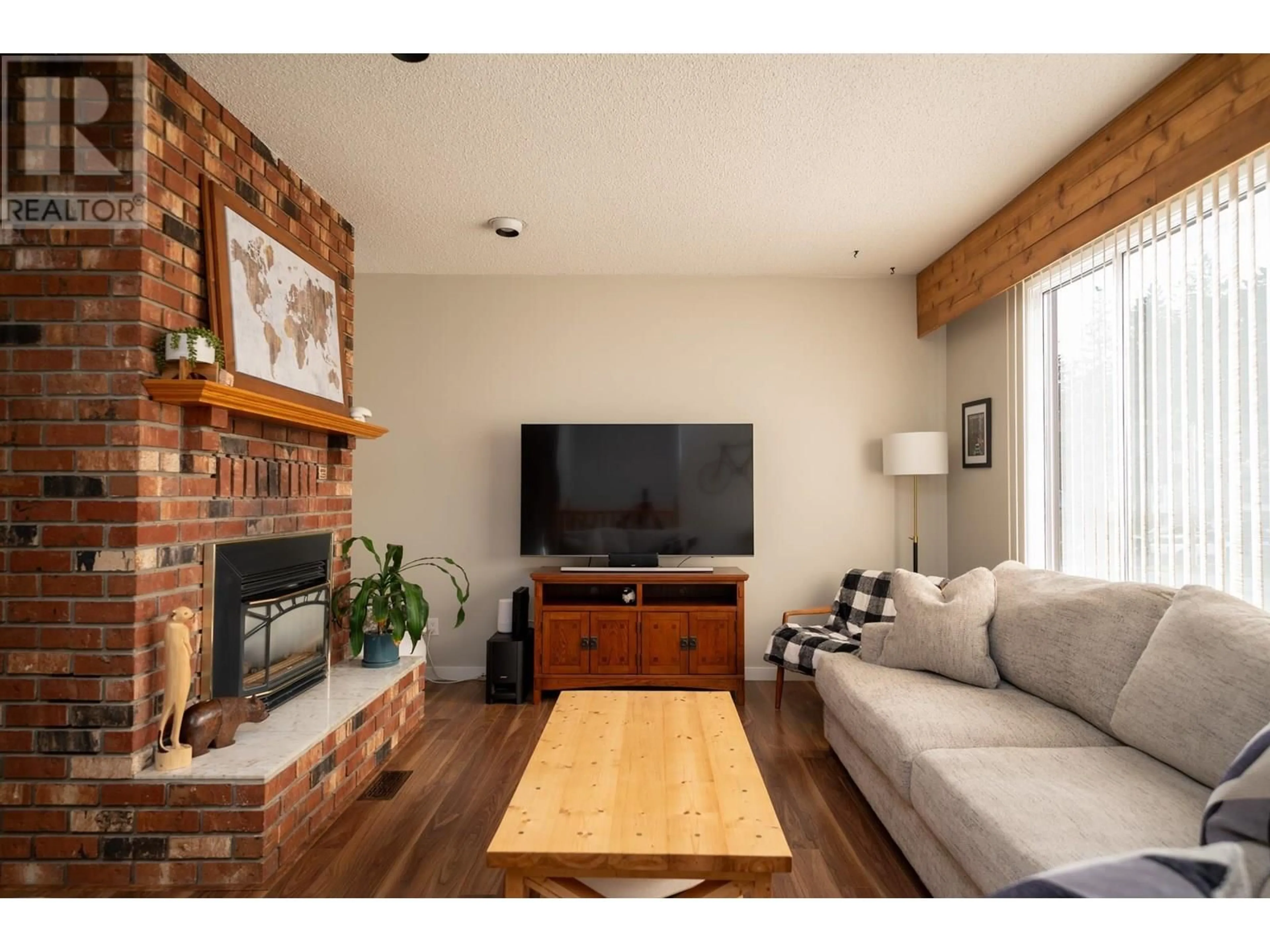 Living room with furniture, wood/laminate floor for 3158 WALLACE CRESCENT, Prince George British Columbia V2K3R6