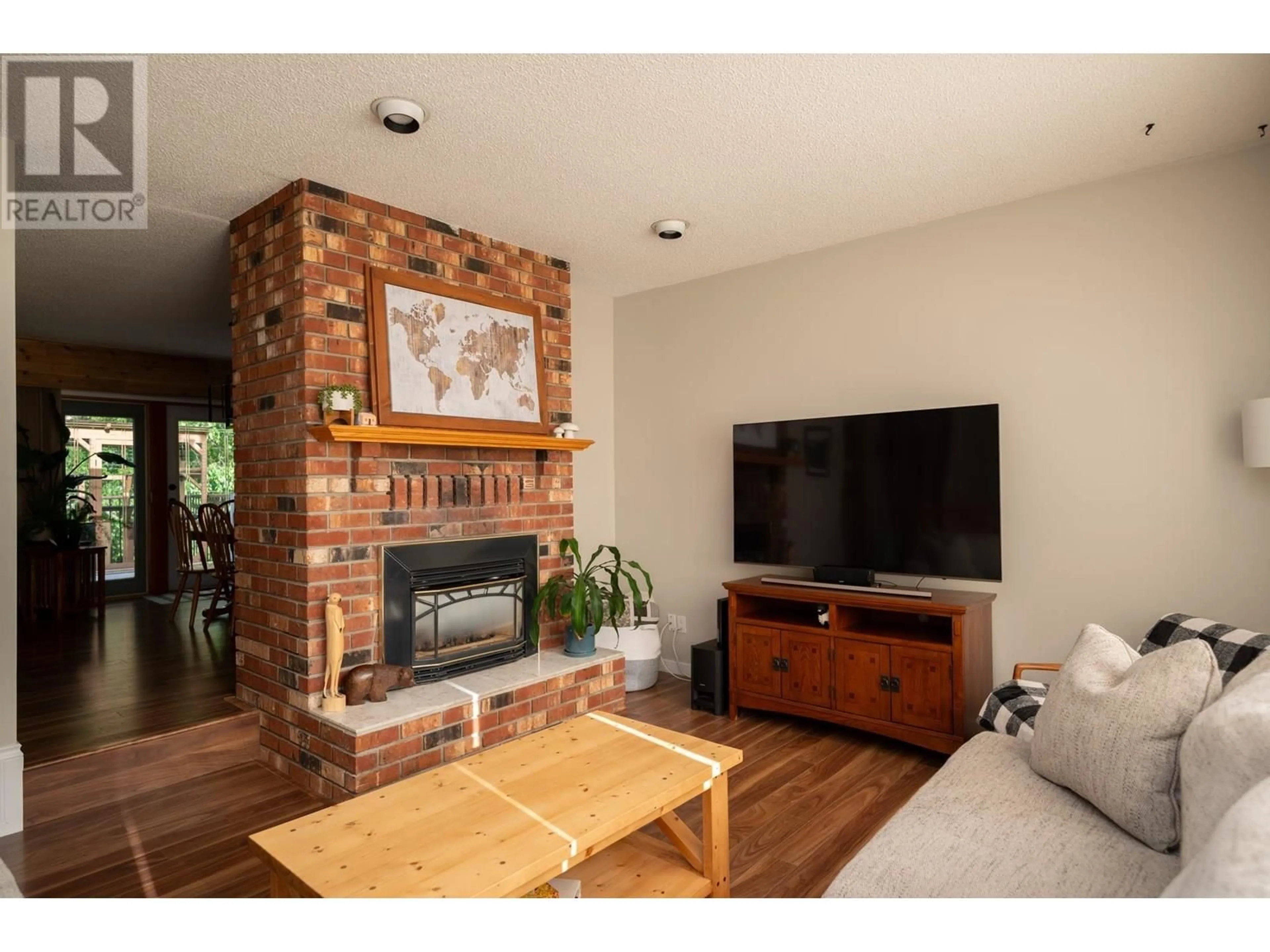 Living room with furniture, wood/laminate floor for 3158 WALLACE CRESCENT, Prince George British Columbia V2K3R6