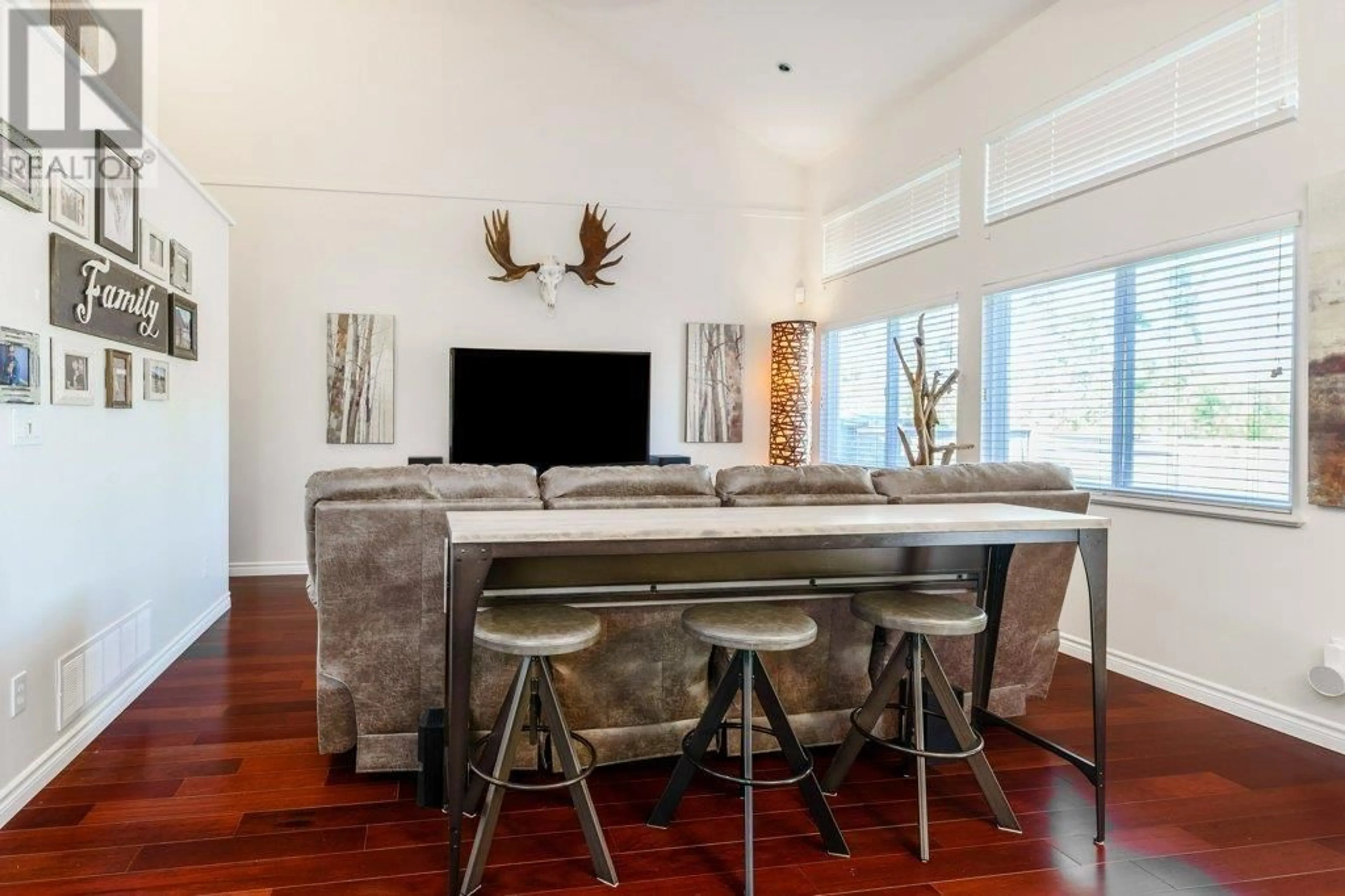 Living room with furniture, wood/laminate floor for 19582 SHINGLEBOLT CRESCENT, Pitt Meadows British Columbia V3Y2W7